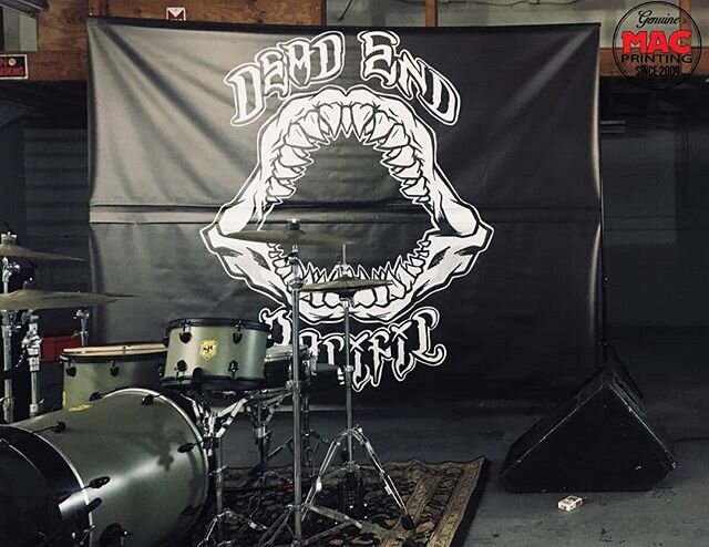 It's Wednesday afternoon, we get an order for an 8x10' banner that was needed for a music video...due same day!!! We got it done in 2 HOURS! Huge shoutout to @deadendpacific for trusting #macprinting with their special project 🤘 
Take a look at some