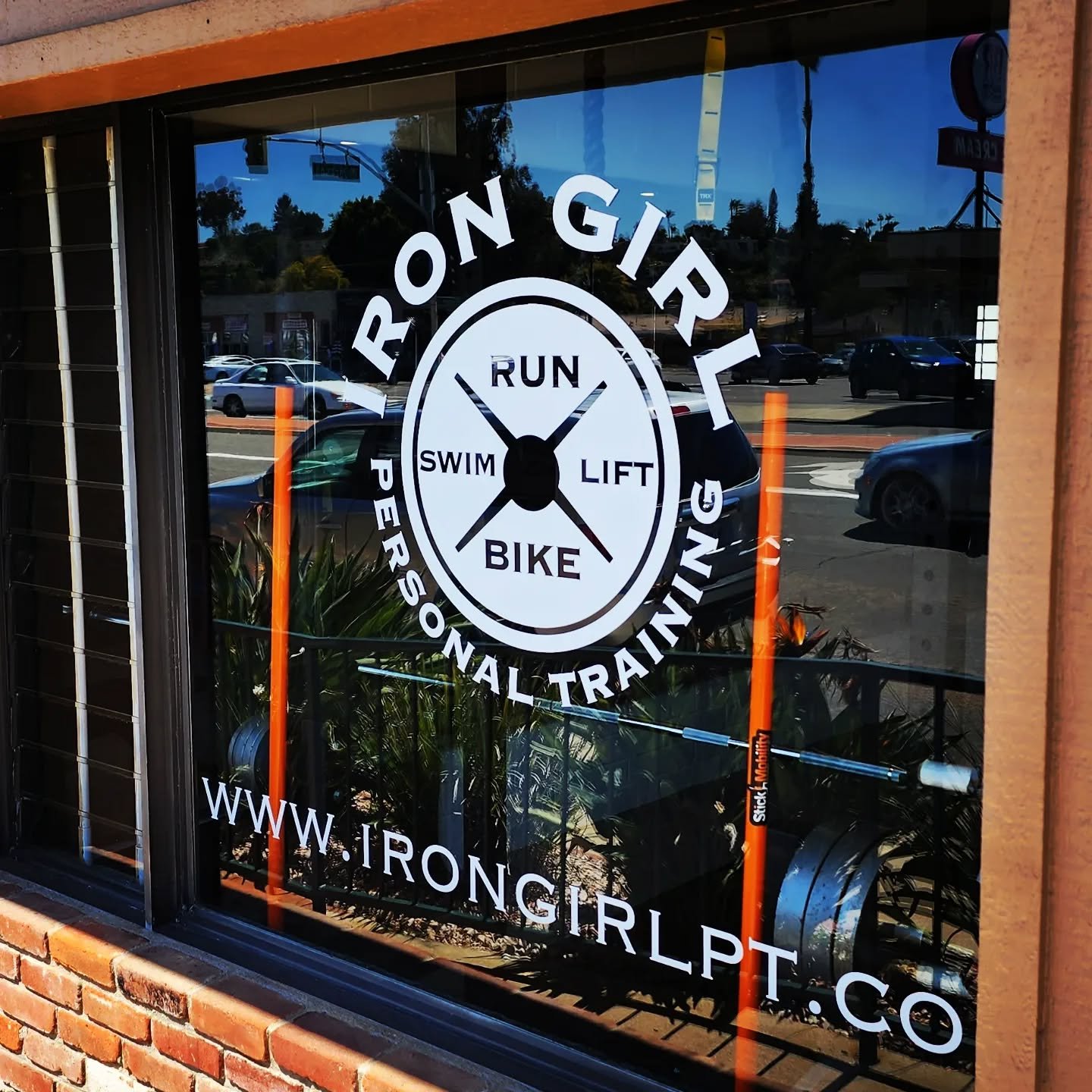 Cut vinyl decal install @irongirlpt 

#gym #macprinting