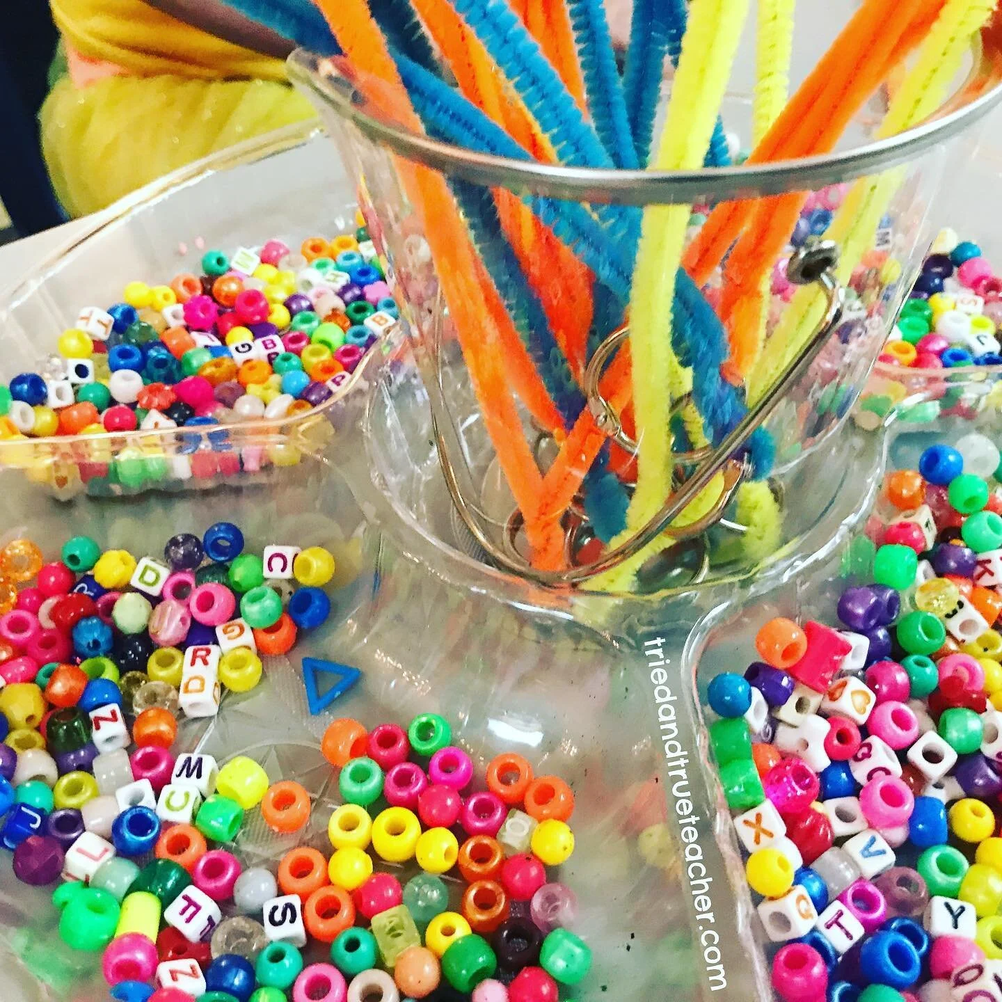 Kids getting bored with the ol&rsquo; beading and laces fine motor work? It&rsquo;s time for something new!
🌻
They will ALL want to make one of these!!!
🌻
KEYCHAINS for their backpacks!
🌻
Super simple, we made them from binder rings, pipe cleaners