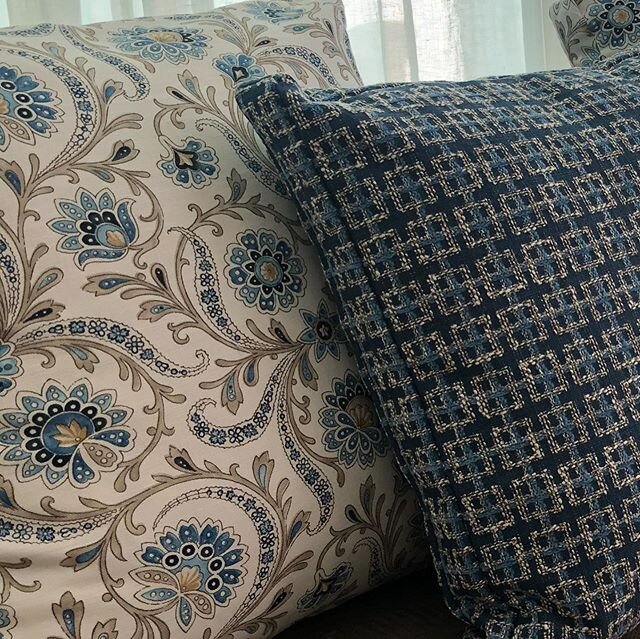 Cushion install just in time before the guy in the red suit arrives!! Before and after 💙 #cushions #finishing touches #textiles #texture #floral #check #blue #beige #custompieces #interiordesign #interior decorating