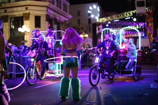 This year&rsquo;s #MardiGras is finally here! Today and the following 4 days celebrate the #carnaval at #Gaslamp streets 🎉💜
&bull;
#GaslampMardiGras #MardiGras2020 #SanDiegoLife #California #carnival #parade #pedicabparade #fun #dance #party #festi