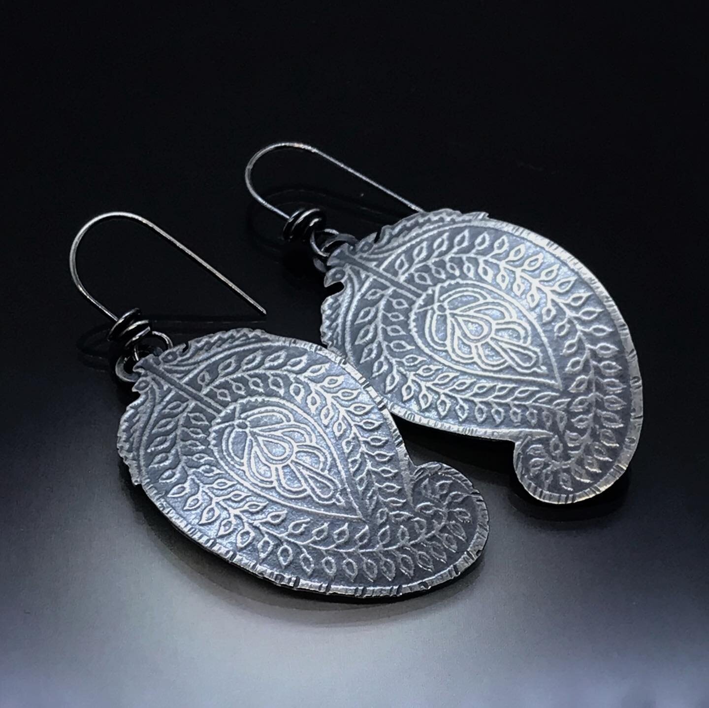 CB&amp;CO
.
Paisley!! Patterned hand cut sterling silver paisley earrings. Hand wrapped sterling ear wires. 
$52
.
#paisley #handmade #paisleyprint #texturedmetal #greenlionsaw #nobrokensawblades #🔨#forsale