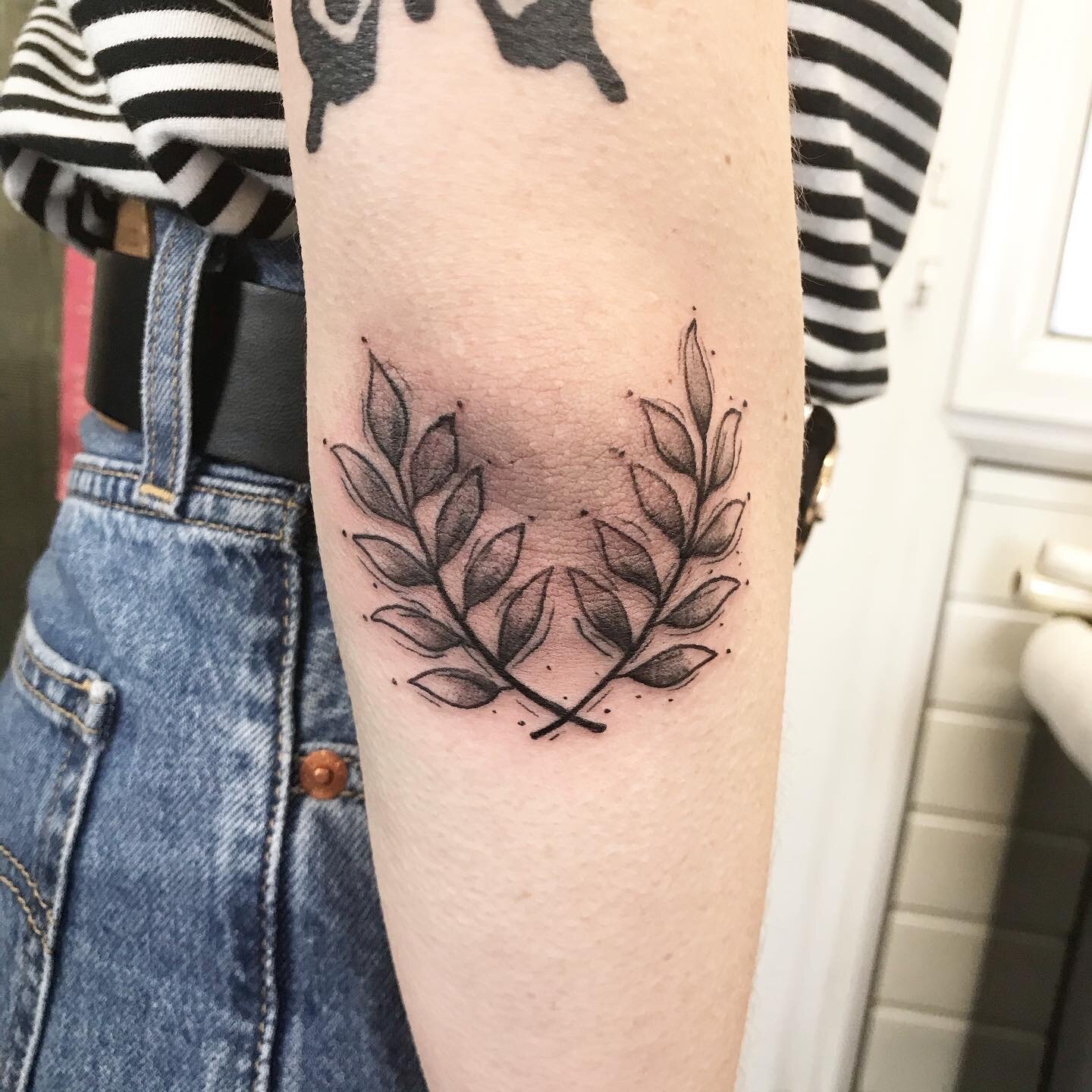10 Unforgettably beautiful minimalist leaf tattoos