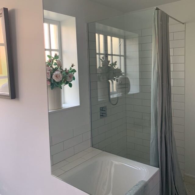 Making the most of a small bathroom, gorgeous hemp shower curtain - durable and resistant to mild and mildew #smallbathroomdesign#hempfabric#bespokeshowercurtain#showercurtains#countrystyle#tasmaniandesign#monomeith