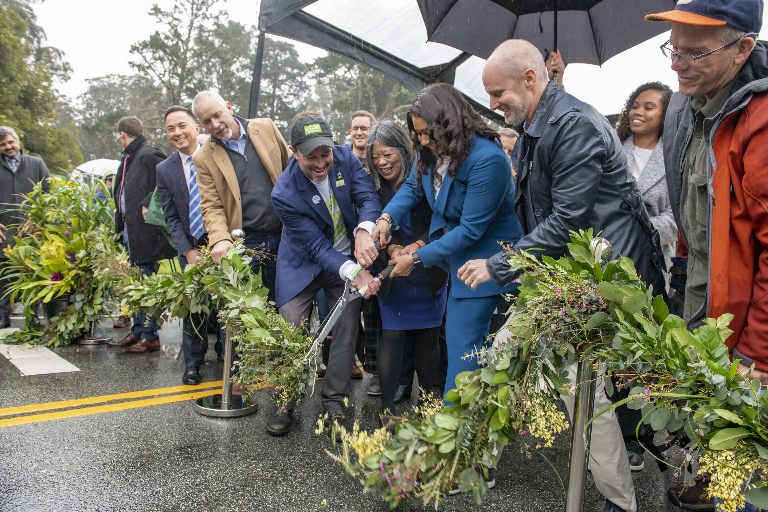 mayor breed garland cutting.jpg
