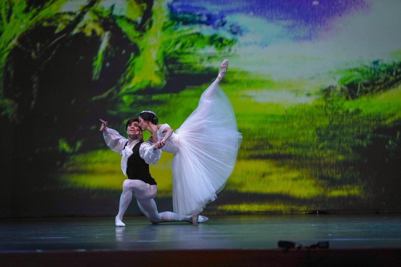 Machi Muto and Frank van Tongeren will be directing our Lower and Upper School. The artistic team of the Margot Fonteyn Academy of Ballet is internationally active in their art field, so students can see how the Academy training is applied in the pro