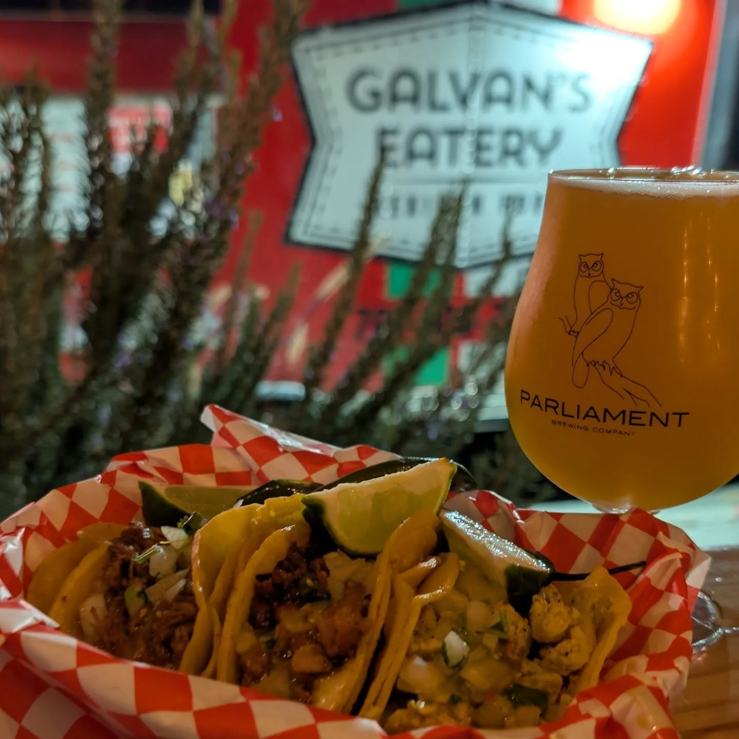 friday night and @galvanseatery with a new hazy double ipa on tap. life is good.
"fresh horizon" is an 8.5% hazy double ipa.
hops: idaho 7 dynaboost, citra, simcoe, & riwaka
justin is getting notes of a big tropical fruit salad - mango