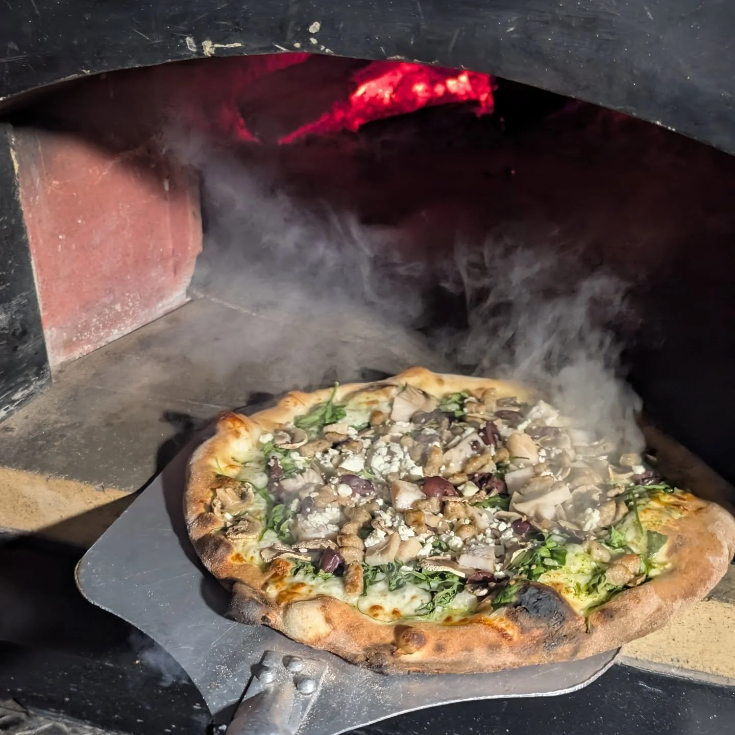 your saturday plans just got made 🍻✔️

we've got @chavaspizza on site at 3:30 today crafting fresh pies straight out of the oven. you might not be a pineapple-on-pizza kind of person, but between the regular cheese &amp; assortment fully loaded pi