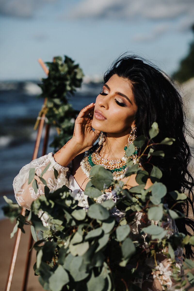  Sunlit bride holding handpicked greenery for this Indian-fusion styled bridal session on the shores of Lake Michigan. Midwest wedding photographer Kindred + Co Indian-fusion styled bridal session Northern Indiana wedding photographer Ogden Dunes Che