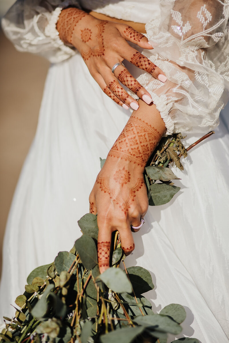  Rad bride with henna tattoo styled for this Indian-fusion bridal session in Northern Indiana at the Ogden Dunes. Midwest wedding photographer Kindred + Co Indian-fusion styled bridal session Northern Indiana wedding photographer Ogden Dunes Chestert