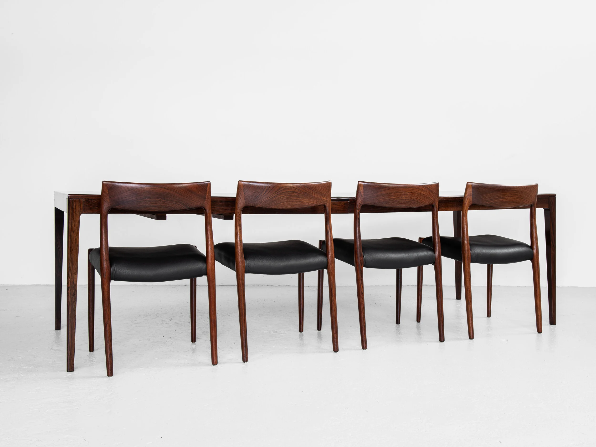 Midcentury Danish dining table in rosewood by Rosengaarden - with 