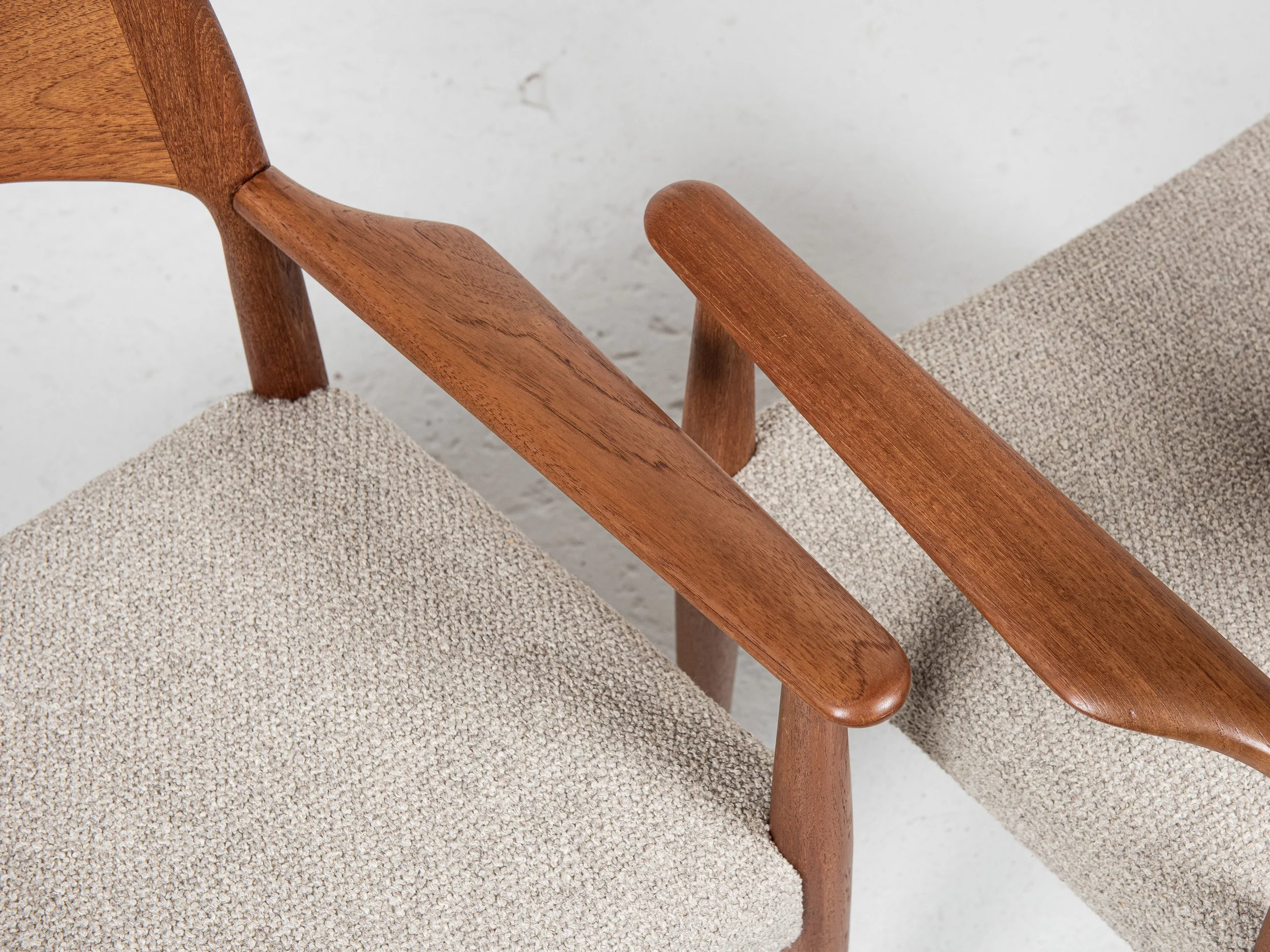 Midcentury Danish set of 8 chairs with armrests in teak by Arne 