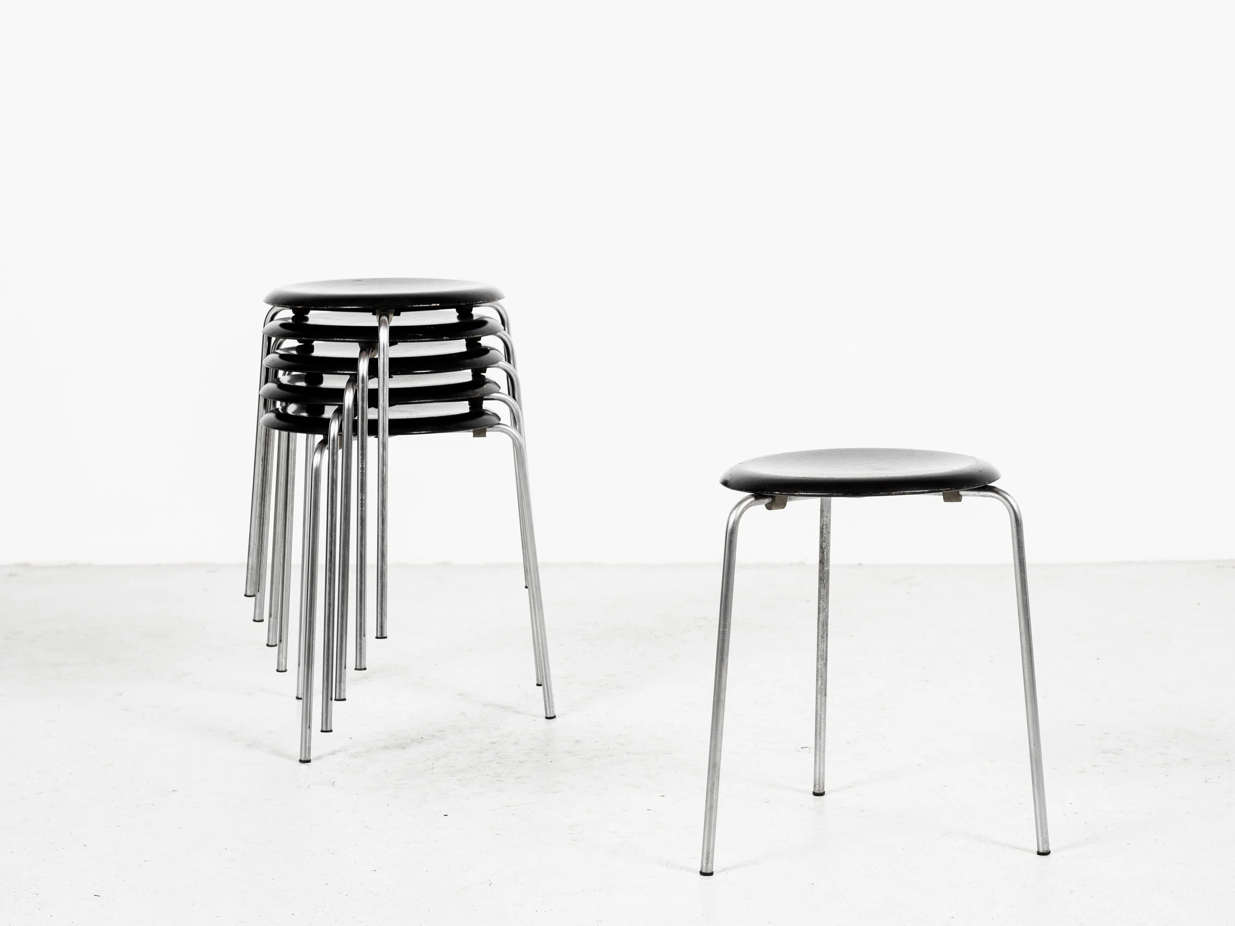 Midcentury set of 6 Dot stools in black by Arne Jacobsen for Fritz 