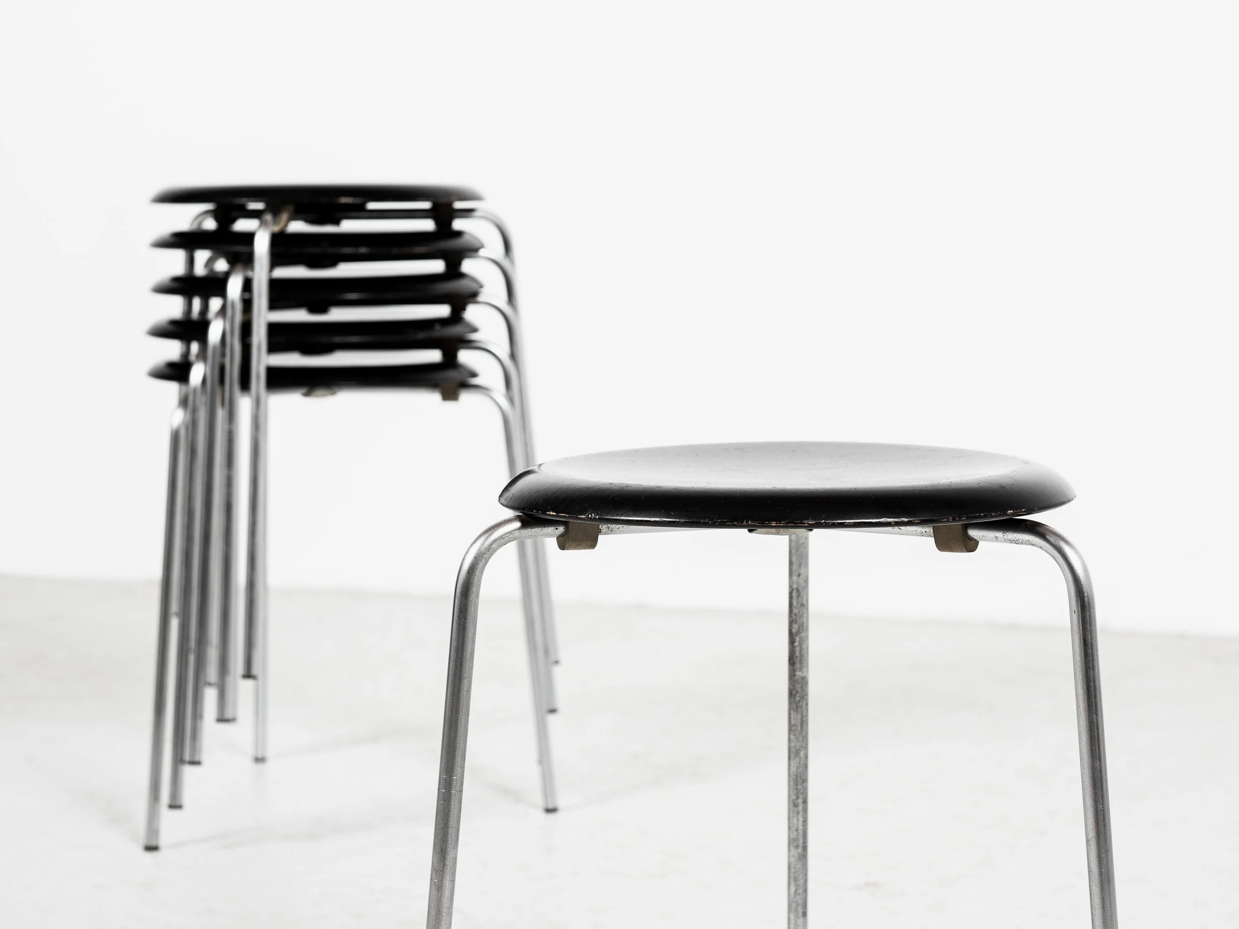 Midcentury set of 6 Dot stools in black by Arne Jacobsen for Fritz 