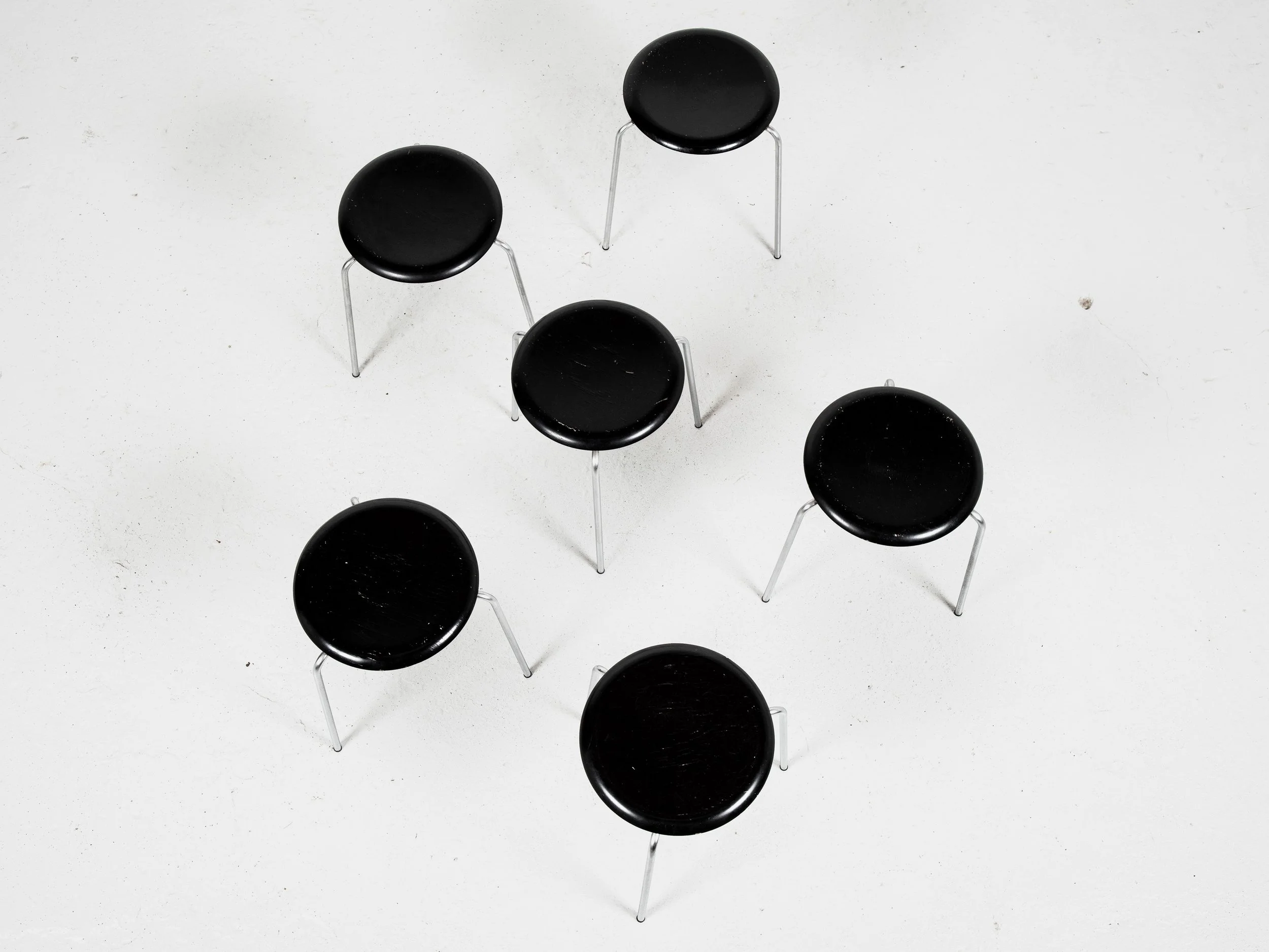 Midcentury set of 6 Dot stools in black by Arne Jacobsen for Fritz 