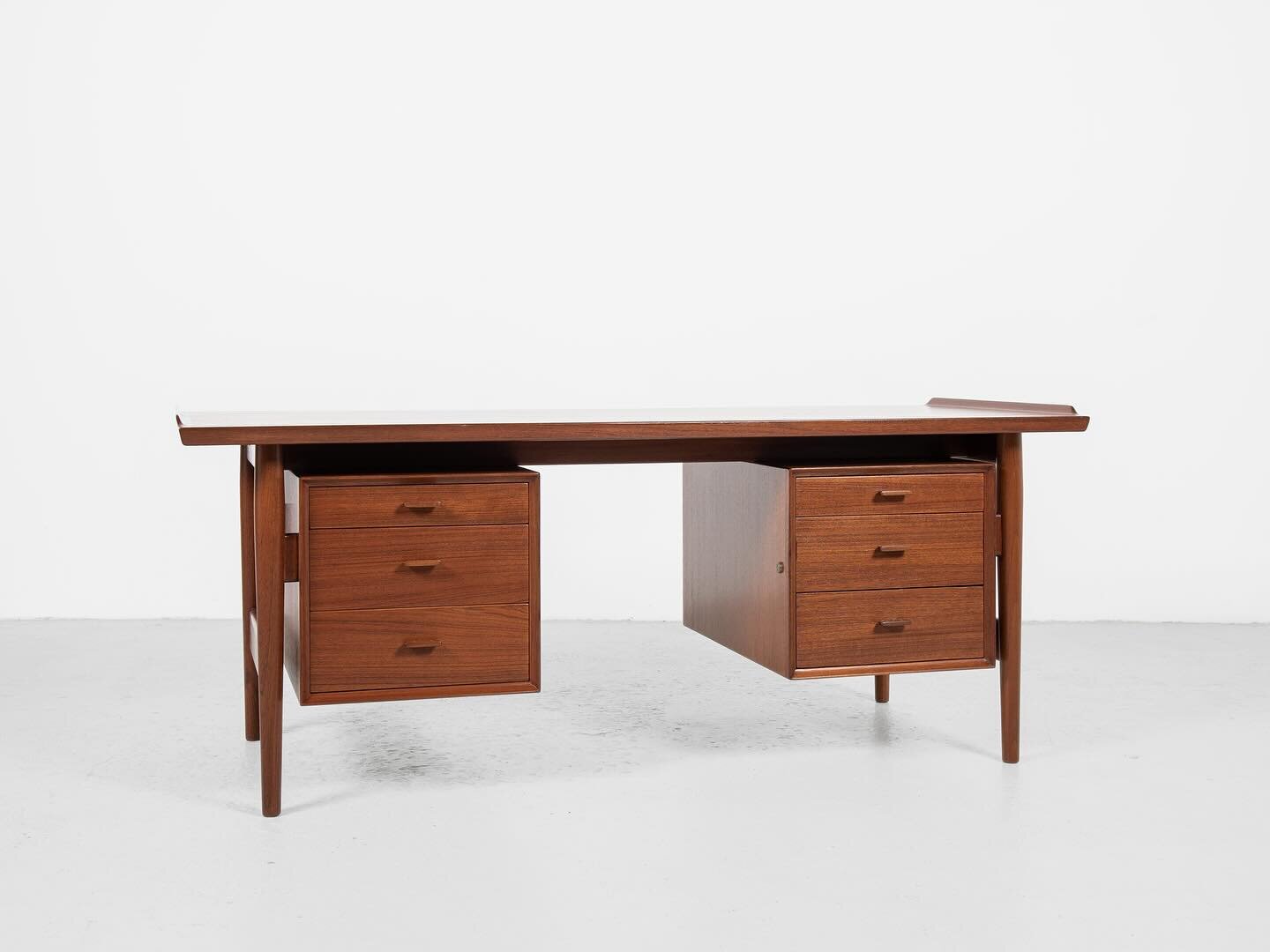 Midcentury Danish desk in teak by Arne Vodder for Sibast 1960s - 180cm #m&oslash;belfabrik #arnevodder #sibastfurniture #midcenturymodern #midcenturydanishfurniture