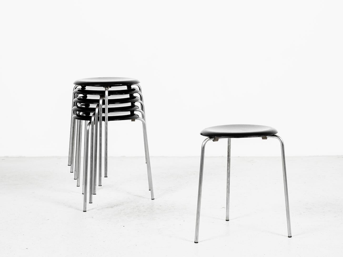 Midcentury set of 6 Dot stools in black by Arne Jacobsen for Fritz Hansen, 1964 #m&oslash;belfabrik #arnejacobsen #fritzhansen #midcenturymodern #dotstool