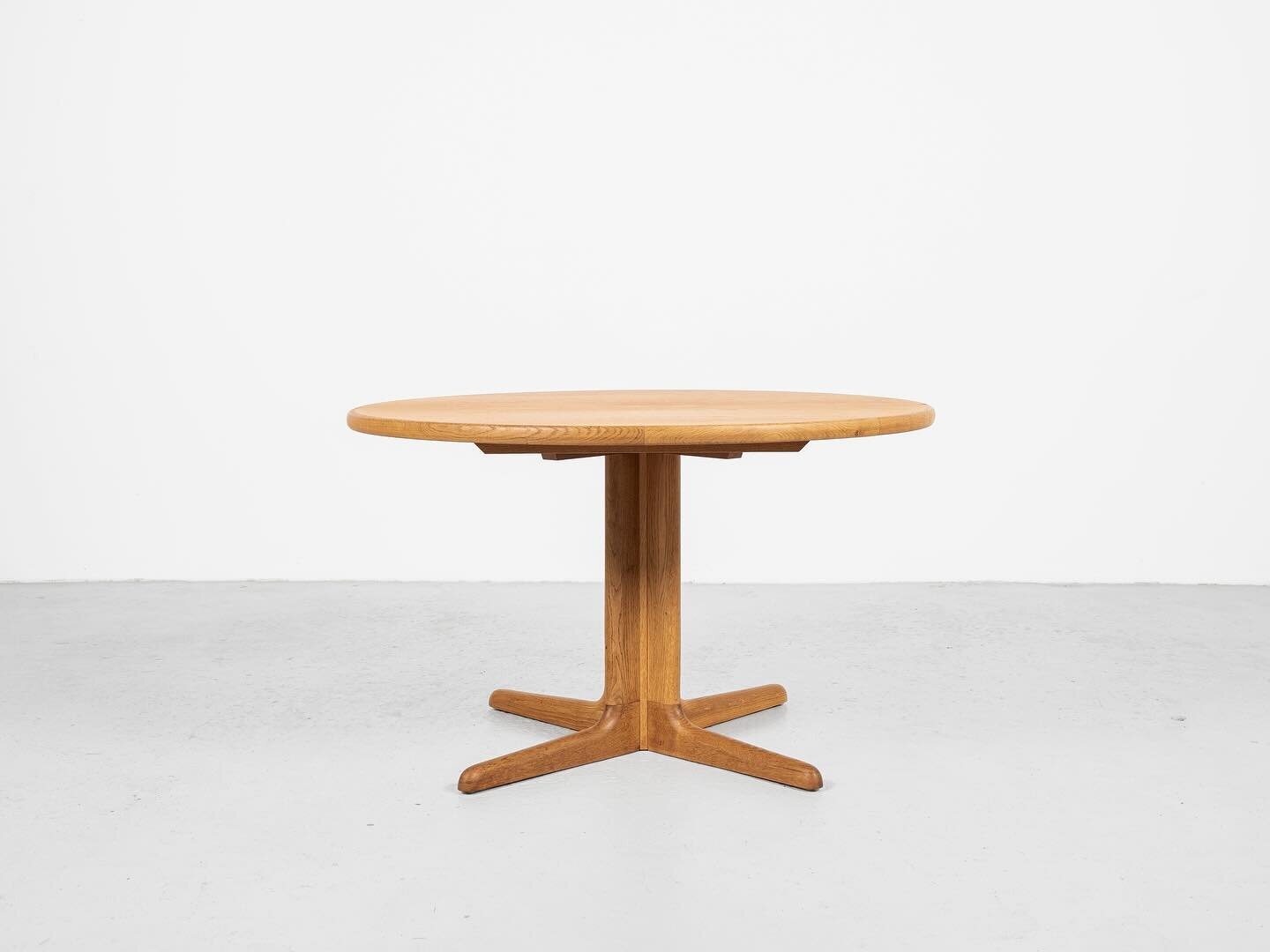 Midcentury Danish round extendable dining table in oak by Skovby 1960s #m&oslash;belfabrik #skovbyfurniture #midcenturymodern #midcenturydanishfurniture