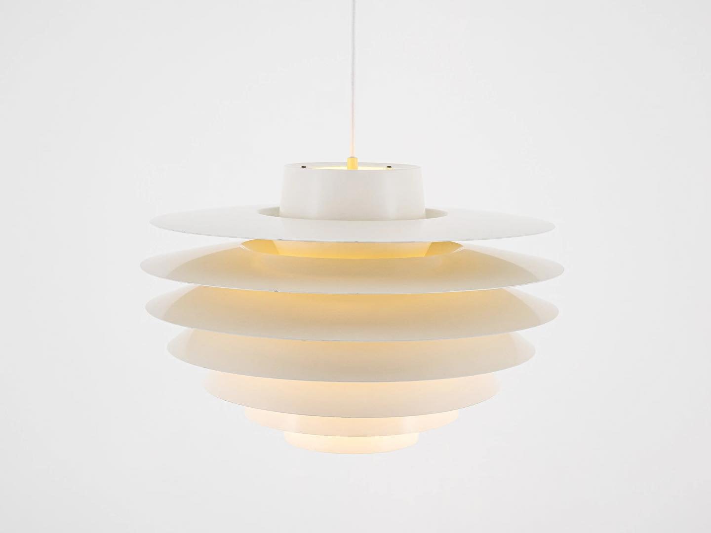 Large white Verona lamp by Svend Middelboe for Nordisk Solar

Large size version. Off-white lacquered aluminium; grey inside. Good vintage condition.

Also available in medium.

This Large Verona lamp is designed by Svend Middelboe and manufactured b