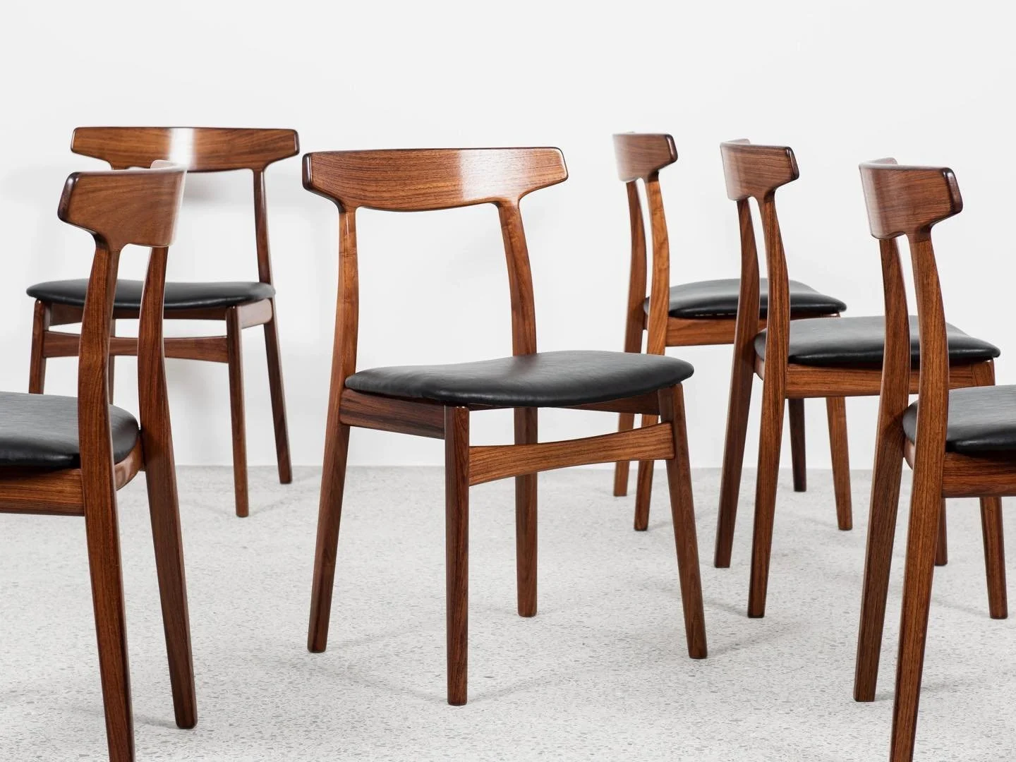 Midcentury Danish set of 6 dining chairs in rosewood by Henning Kjaernulf for Bruno Hansen 1960s

This set of 6 dining chairs is designed by Henning Kjaernulf and manufactured by Bruno Hansen in Denmark in the 1960s. There is a logo stamped under the