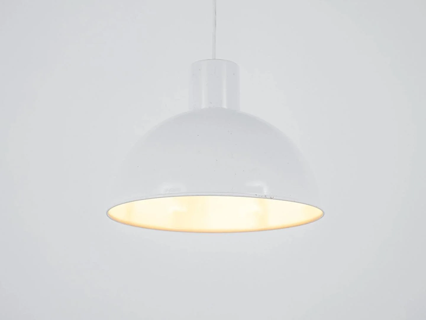 Midi Bunker lamp in white by Jo Hammerborg for Fog &amp; M&oslash;rup

white lacquered metal, white enamelled inside. Good vintage condition.

This Bunker pendant lamp was designed by Johannes Hammerborg and manufactured by Fog &amp; M&oslash;rup in 