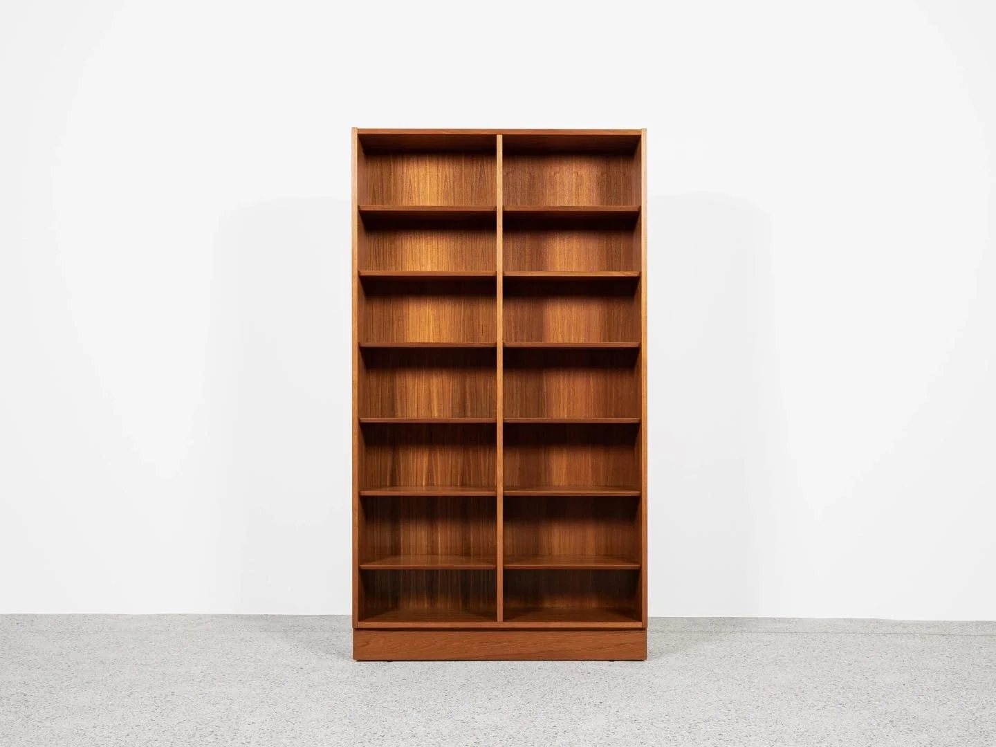 Midcentury Danish book shelf in teak by Hundevad 1960s

This book shelf is designed and manufactured by Hundevad in Denmark in the 1960s. It has very beautiful drawings in the wood. There is a logo by the manufacturer in the back. The height of the s