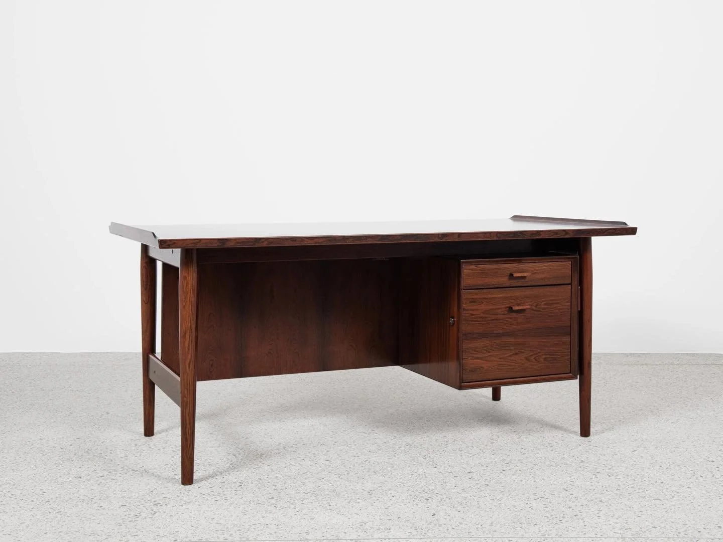 Midcentury Danish desk in rosewood by Arne Vodder for Sibast 1960s - with 1 container

This midcentury desk is designed by Arne Vodder and manufactured by Sibast in Denmark in the 1960s. A true Masterpiece!

 This desk is a good example of high quali