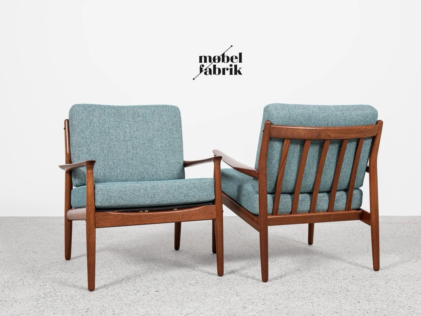 Midcentury Danish pair of easy chairs in teak by Svend Aage Eriksen for Glostrup

This original pair of easy chairs is designed by Svend Aage Eriksen and manufactured by Glostrup in Denmark in the 1960s. The design of the backrest and armrests is ver
