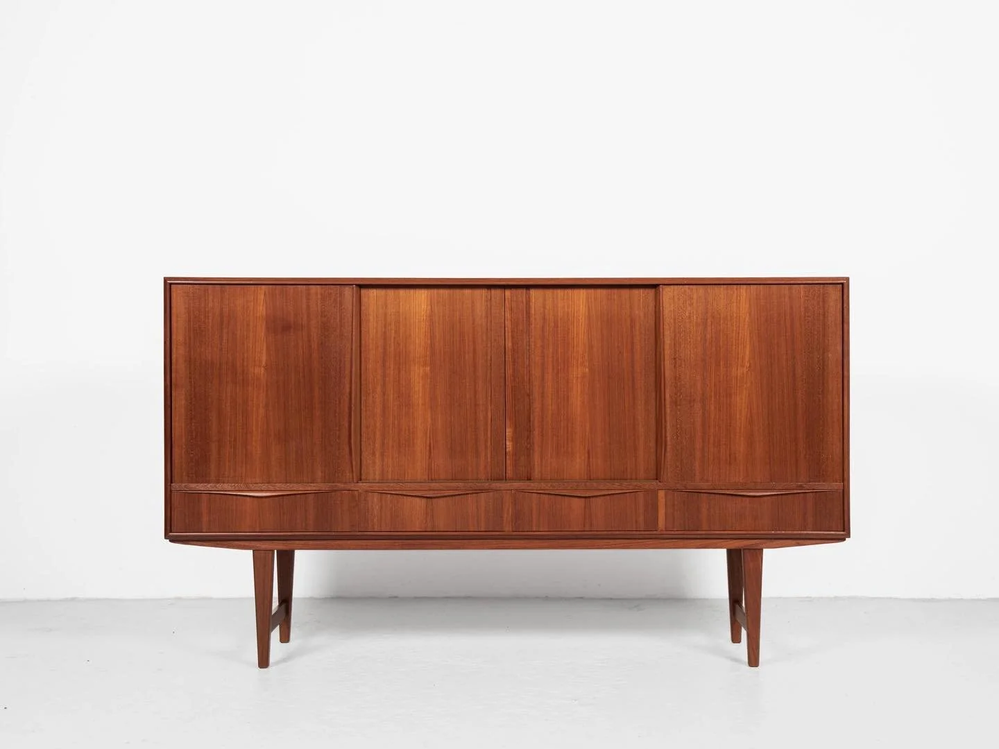 Midcentury Danish highboard in teak by E.W. Bach for Sejling Skabe 1960s - with 4 doors and 4 drawers

This highboard is designed by E W Bach and manufactured by Sejling Skabe in Denmark in the 1960s. It has very beautiful drawings in the wood. This 