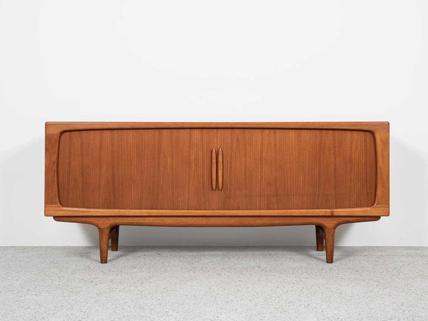 Midcentury Danish sideboard in teak by Johannes Andersen for Silkeborg - with rolling doors

This sideboard is designed by Johannes Andersen and manufactured by Silkeborg in Denmark in the 1960s. This sideboard shows good quality manufacturing and ma