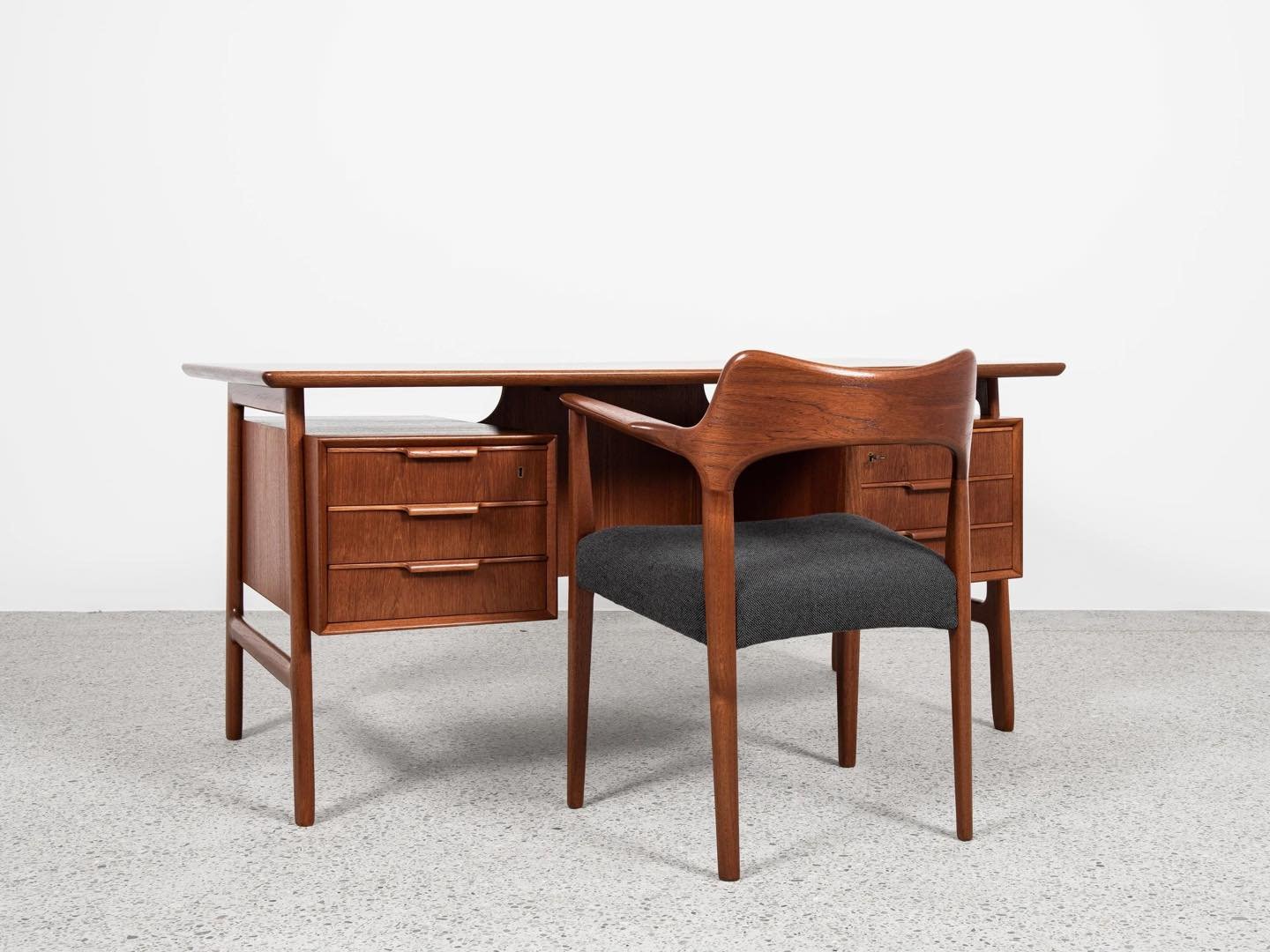 Midcentury Danish desk known Model 75 in teak by Omann Jun 1960s

This desk is designed and manufactured by Omann Jun in Denmark in the 1960s. The design is known as Model 75. It is a good example of high quality materials and manufacturing. This des