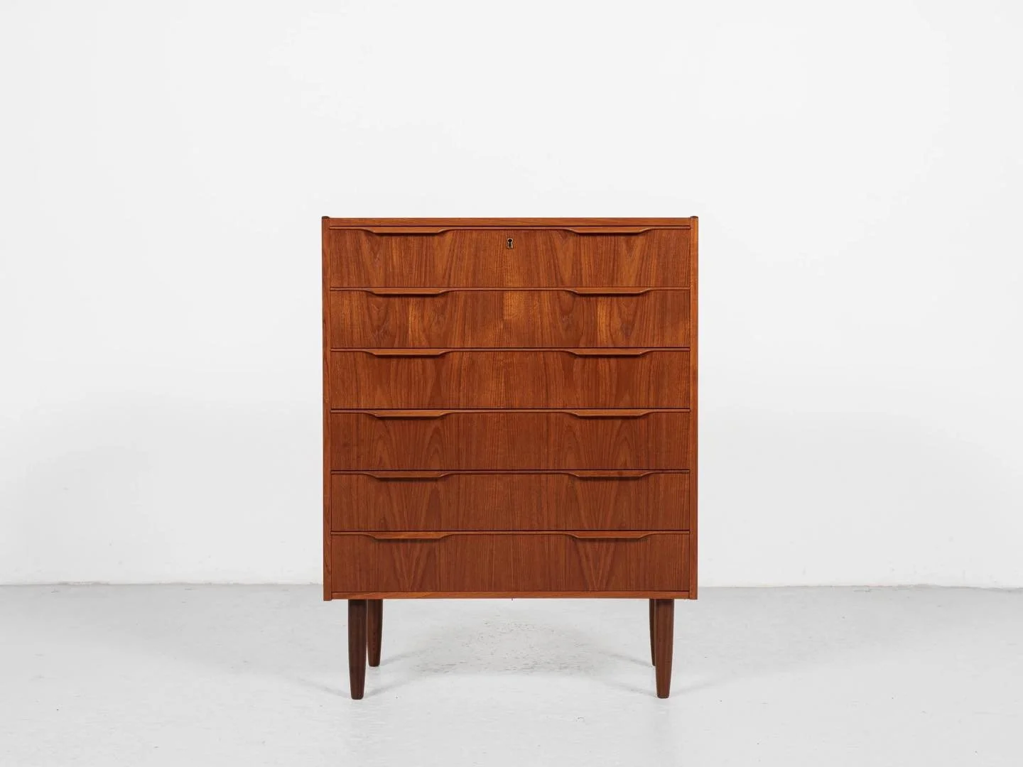 Midcentury Danish chest of 6 drawers in teak 1960s - long drawer handle with 2 handles

This chest of 6 drawers is made in Denmark in the 1960s. The chest shows good quality materials and manufacturing techniques. The long drawer handles are in solid
