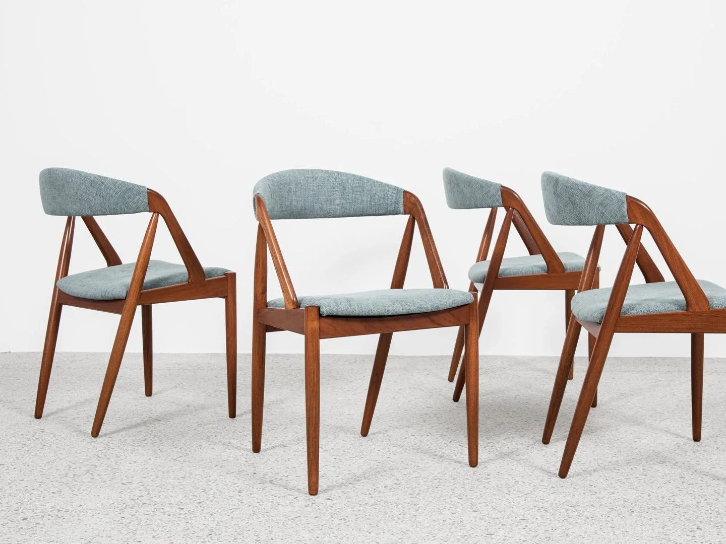 Midcentury Danish set of 4 dining chairs in teak by Kai Kristiansen for Schou Andersen - Model 31

This set of 4 dining chairs is designed by Kai Kristiansen and manufactured by Schou Andersen in Denmark in the 1960s. Model 31 is a known and very bea