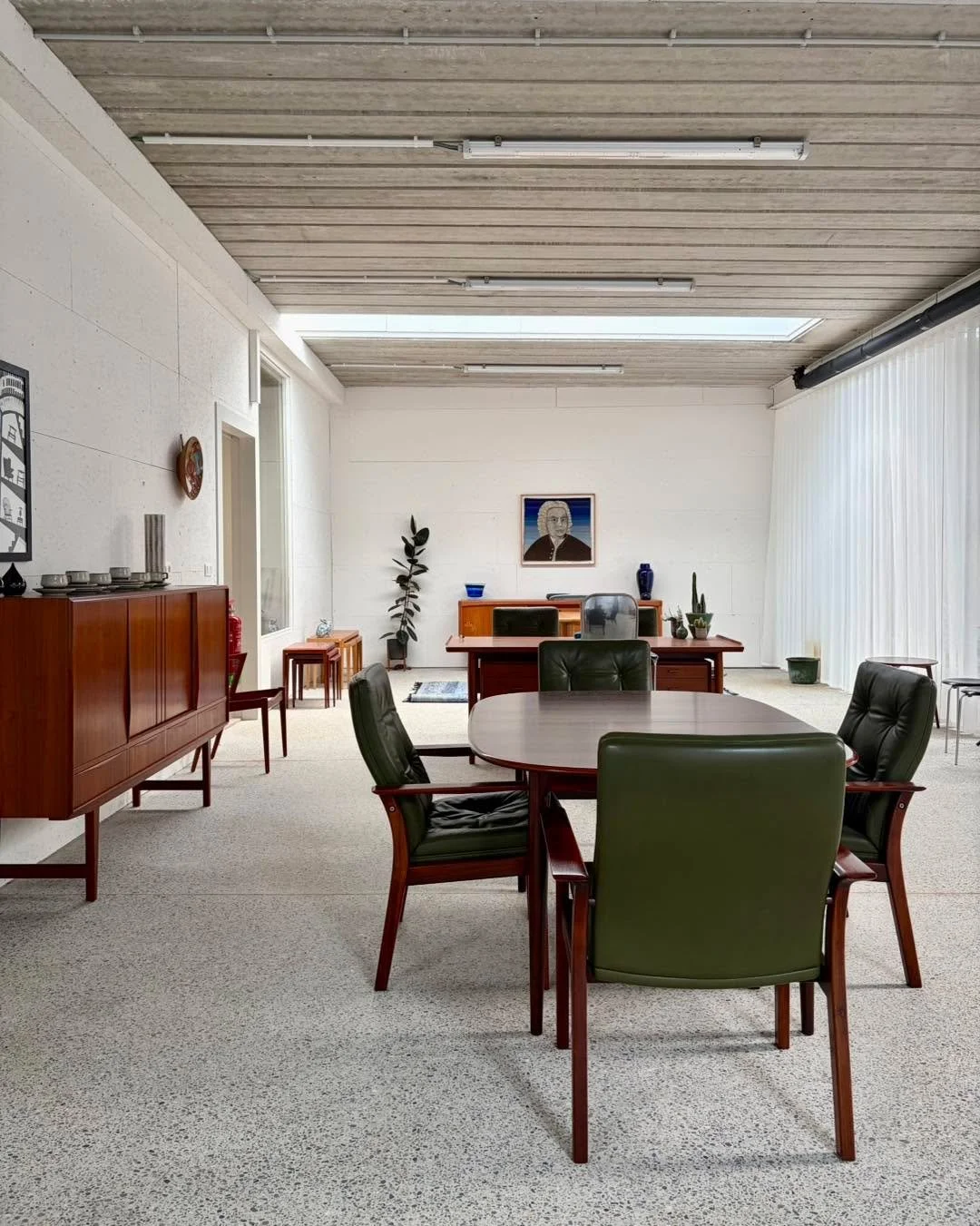 You can visit us by appointment or shop online. Do not hesitate to contact us by email or by phone! 

#m&oslash;belfabrik #vintagefurniture #antwerp #vintageshop #midcenturyfurniture #midcenturydesign #RosewoodFurniture #MidcenturyFurniture #teakfurn