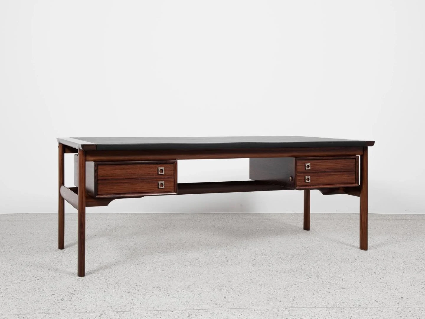 Midcentury Danish XL desk in rosewood and new black leather by Arne Vodder for Sibast 1960s

This XL desk is designed by Arne Vodder and manufactured by Sibast in Denmark in the 1960s. It is a top piece in very good condition! The black leather is ne