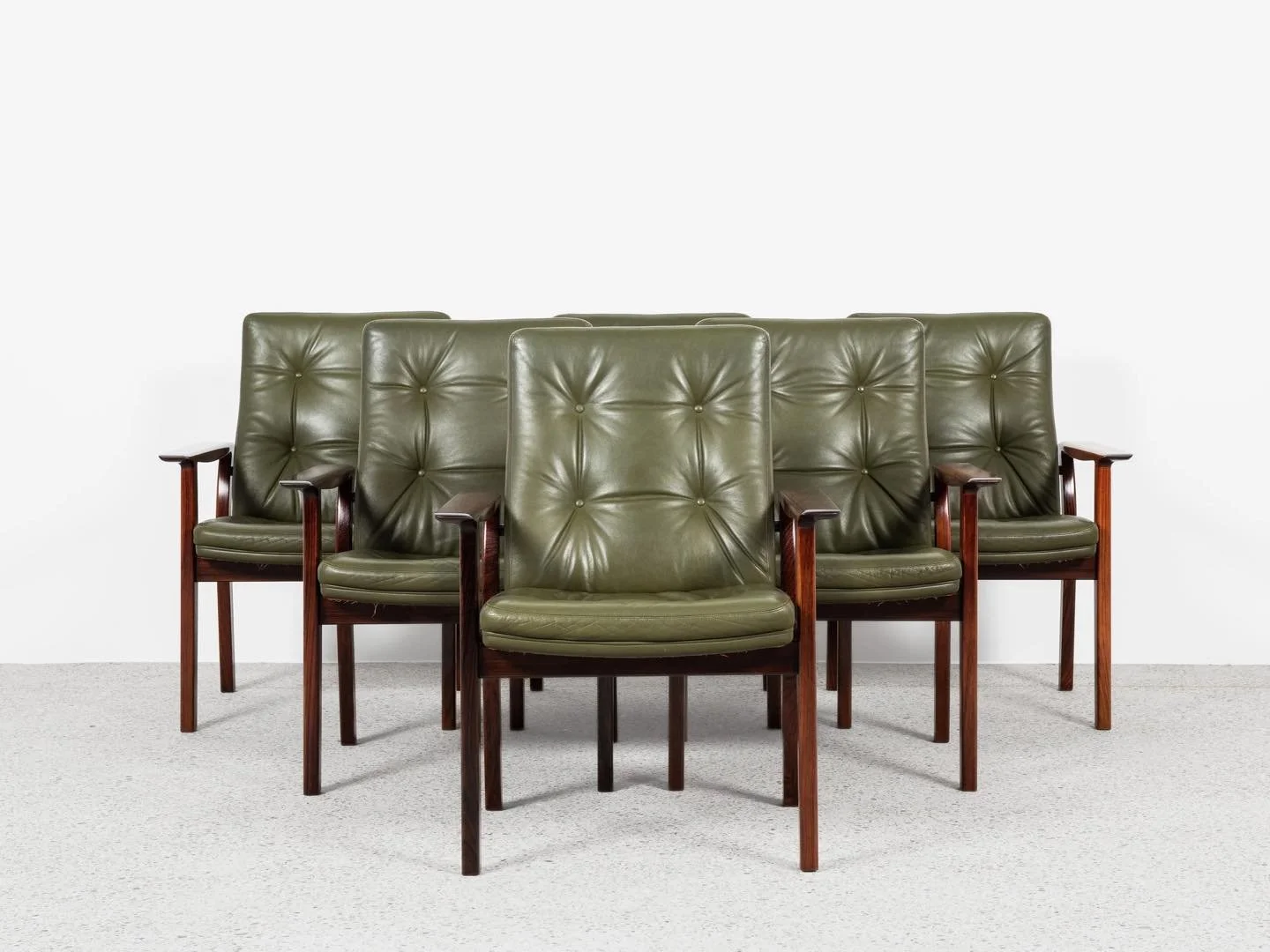 Midcentury Danish set of 6 chairs with armrests in rosewood and leather by Arne Vodder for Sibast

This original set of 6 chairs with armrests is designed by Arne Vodder and manufactured by Sibast in Denmark in the 1960s. There is a label under the s