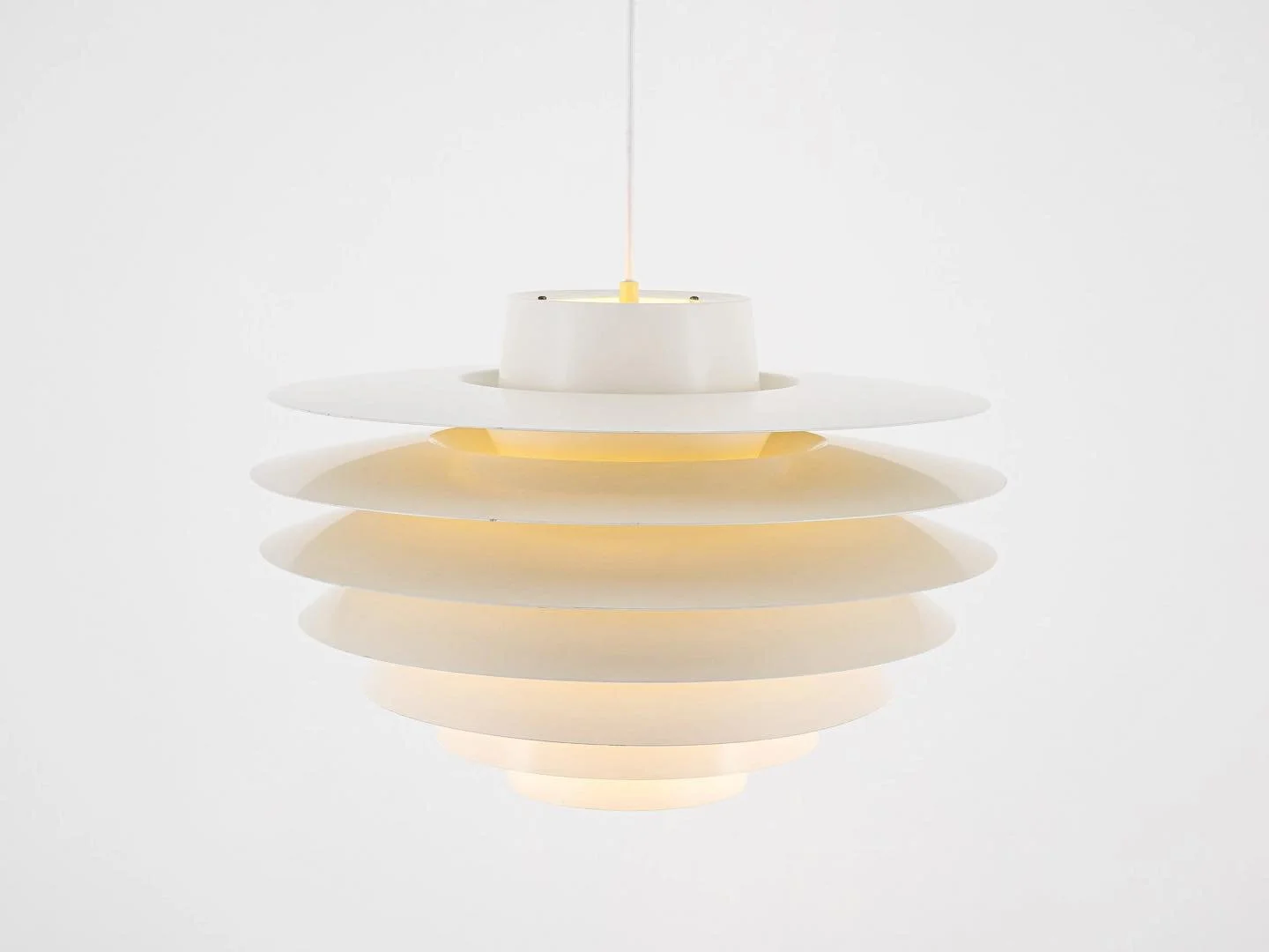 Large white Verona lamp by Svend Middelboe for Nordisk Solar

Large size version. Off-white lacquered aluminium; grey inside. Good vintage condition.

Also available in medium.

This Large Verona lamp is designed by Svend Middelboe and manufactured b