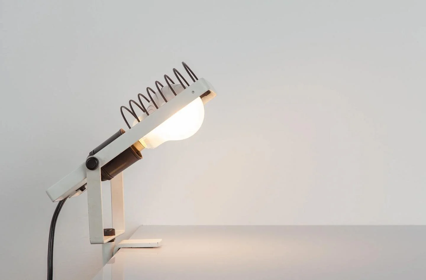Sintesi Tavolo Morsetto by Ernesto Gismondi

White lacquered metal, plastic, rubber. Good vintage condition. 

First edition (Cornalux bulb included).

The iconic design was created in 1976 by the Italian designer  Ernesto Gismondi and manufactured b