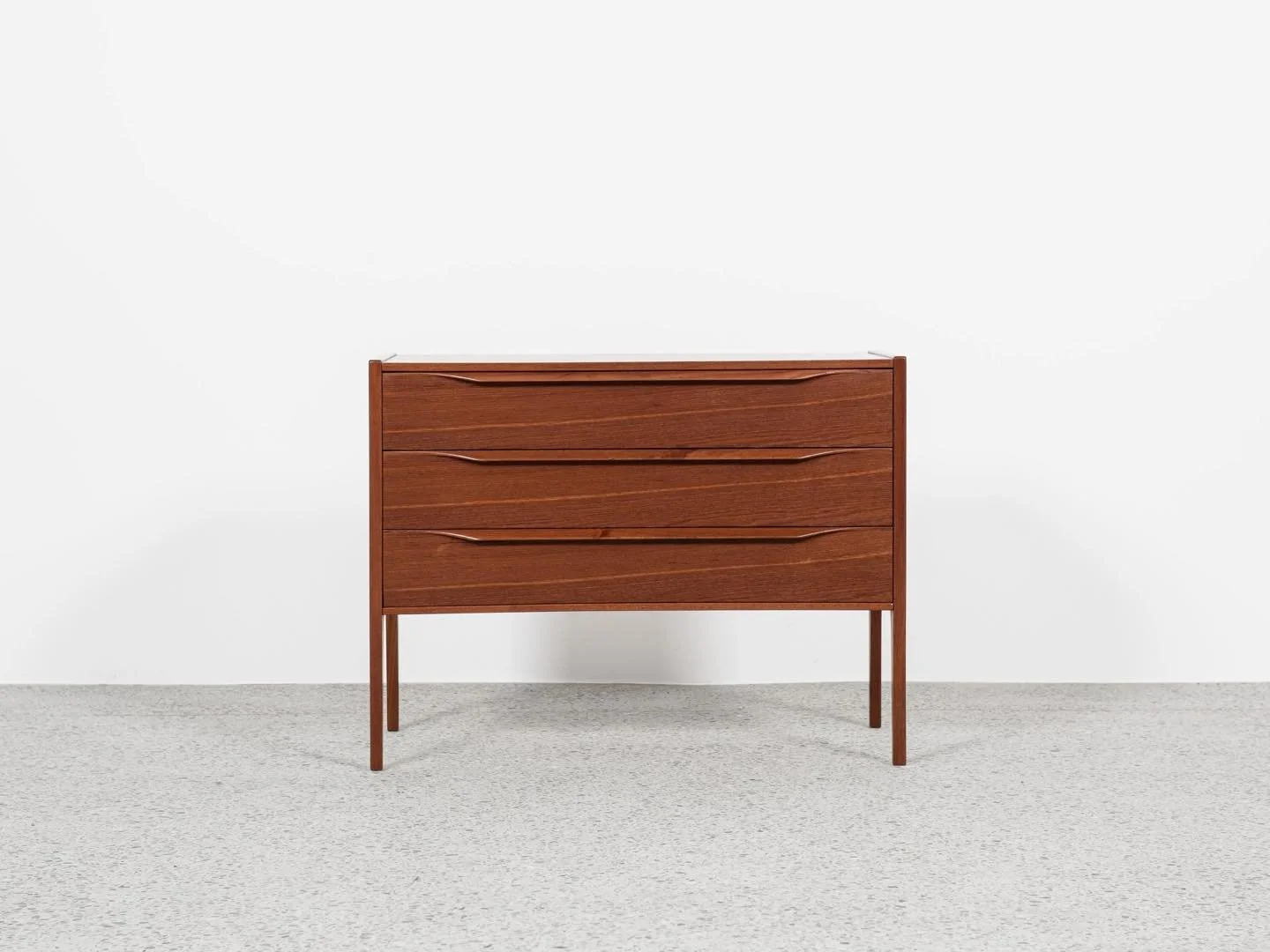 Midcentury Danish chest of 3 drawers model 34 in teak by Kai Kristiansen for Aksel Kjersgaard 1960s

This chest of 3 drawers is designed by Kai Kristiansen and manufactured by Aksel Kjersgaard in Denmark in the 1960s. This is a top piece! It is model