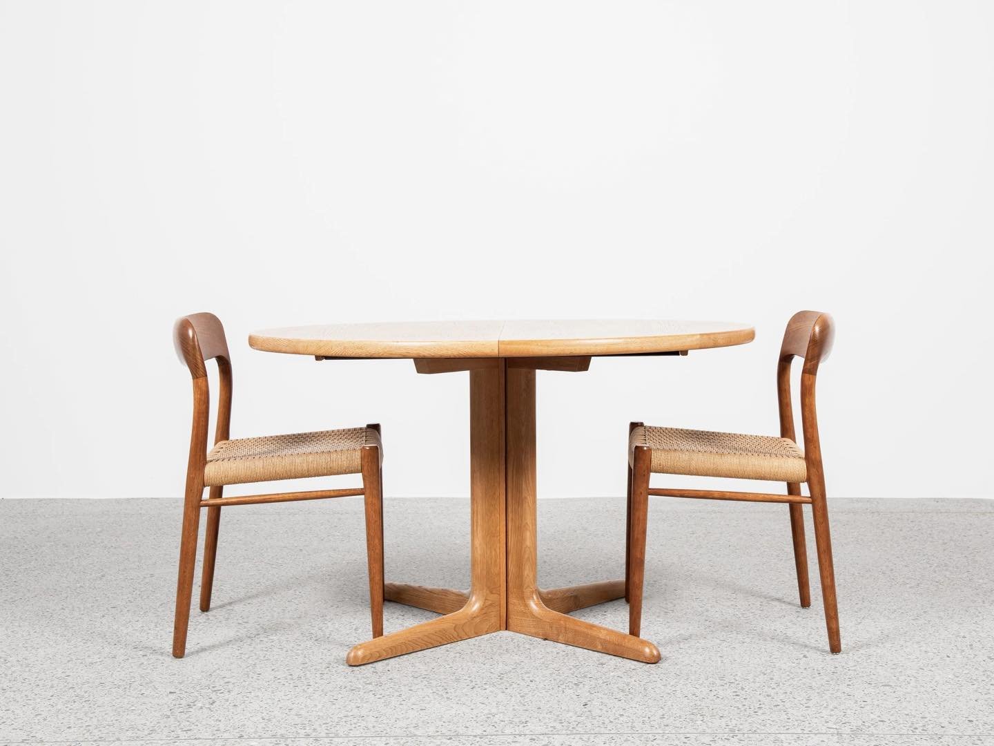 Midcentury Danish round dining table in oak by Dyrlund 1960s

This round dining table is manufactured by Dyrlund in Denmark in the 1960s. There is a logo under the table top. The table has a central leg. The top is in veneer with solid wood on the ed