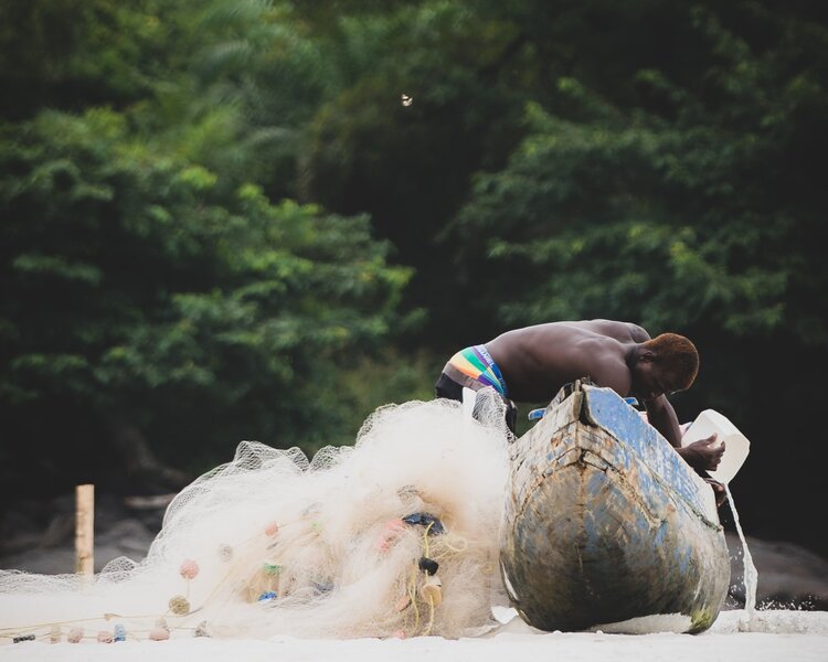 La loi sur la pêche et l'aquaculture de 2016 en Sierra Leone a exclu la pêche industrielle de la zone d’exclusion côtière (IEZ, en anglais) afin de protéger les activités de la pêche artisanale. Photo:  Radwan Skeiky/Unsplash .