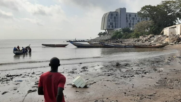 La Commission ne devrait pas hésiter à reconnaître que la pêche artisanale est le secteur le plus vulnérable de l'« économie bleue ». Sur la photo, un hôtel cinq étoiles près d'un site de débarquement artisanal à Conakry, par Mamadou Aliou Diallo.