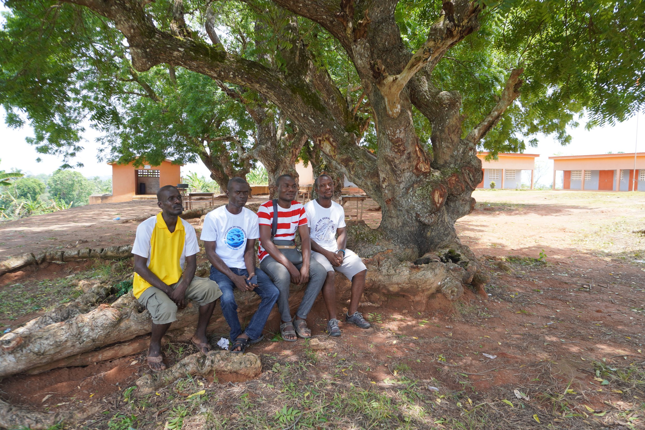  De gauche à droite, Alex Nabo, quatrième directeur adjoint de l’école, Abel Gba, de la CEM, Evariste Gbodou, second directeur adjoint, et Picard Amiral, point focal de Roc pour la CEM dans la cour de l’école de Roc, réhabilitée par la Fondation Oran