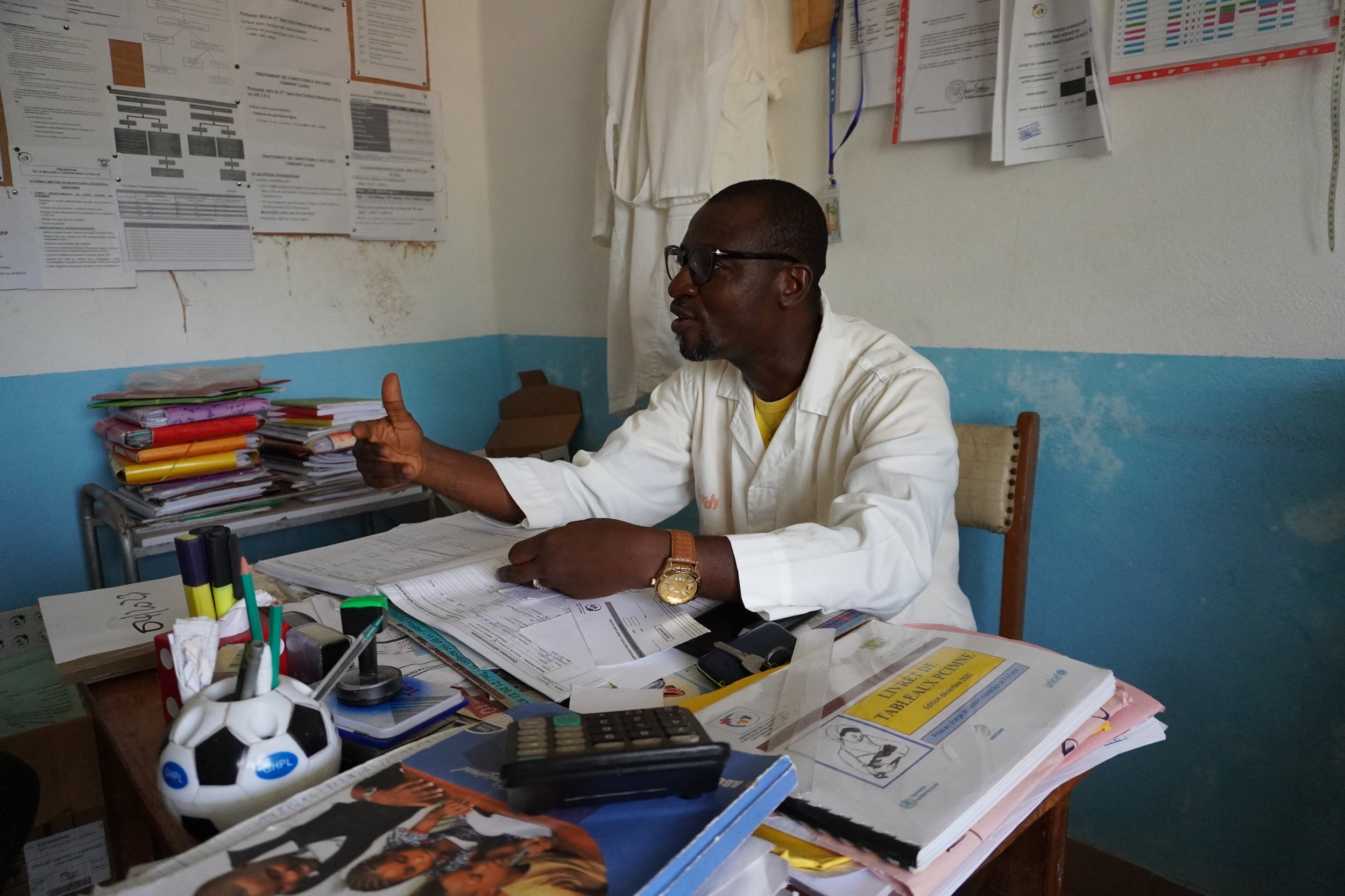  Marc Ane Etilè, infirmier titulaire, est appelé affectueusement “docteur” par les habitants de Roc. Il explique qu’il se concentre sur la prévention, pour éviter d’envoyer des patients à l’Hôpital de San Pedro.  