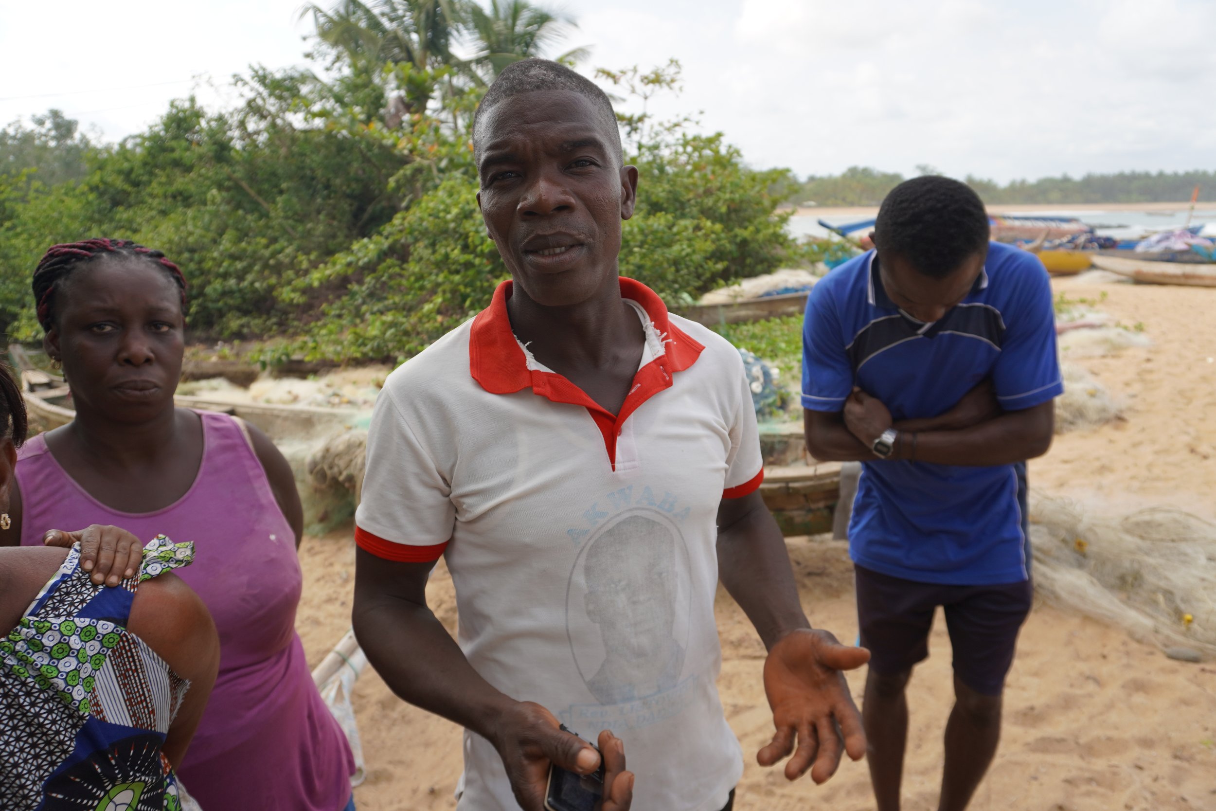  Wèh Assié, chef pêcheur de Dawa, d’origine libérienne, explique que les dures conditions de travail en mer les empêchent de partir tous les jours, ce qui est pour lui un gain manqué. Aujourd’hui, lui, il se repose.  