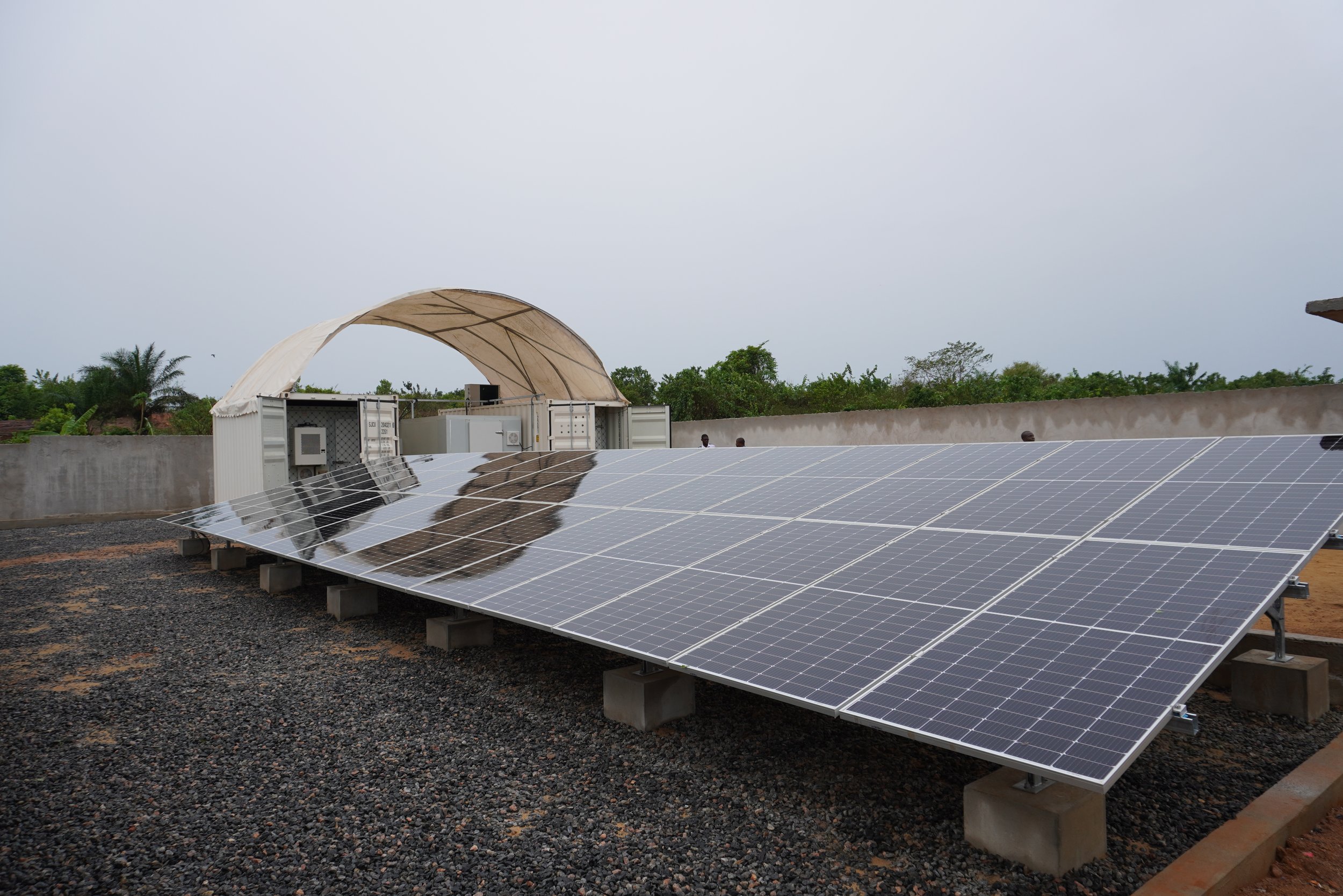  Le complexe solaire de Grand-Béréby compte de deux rangées de paneaux solaires (sur la photo, on ne voit que celui de droite), une salle pour les batteries et machines (à gauche), une machine à glace avec chambre froide (au milieu) et un congélateur