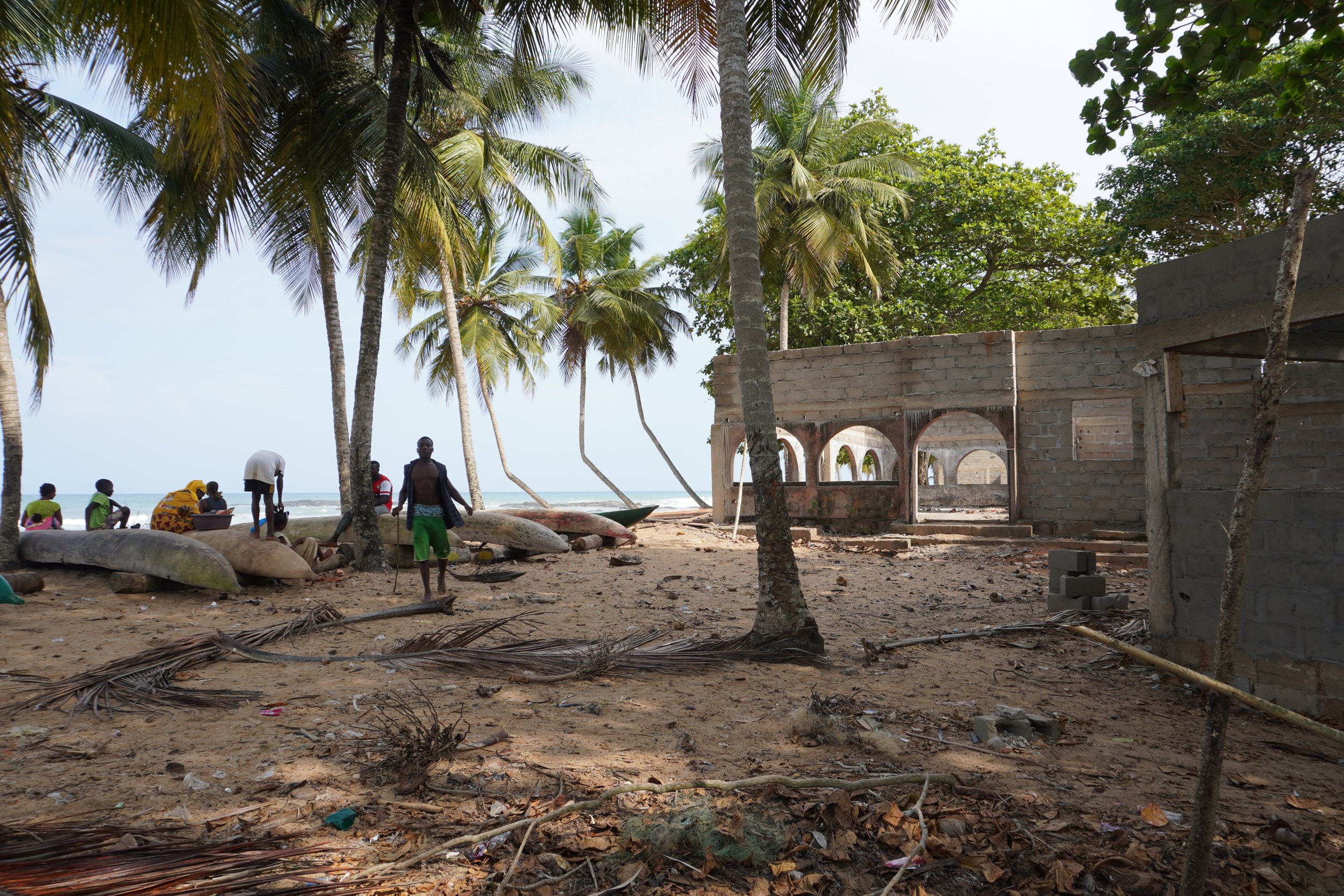  Le chantier d’un nouveau hôtel se trouve parmi les pirogues des pêcheurs de Dawa, lieu de rencontre des enfants qui jouent et des pêcheurs qui racommodent leurs filets.  