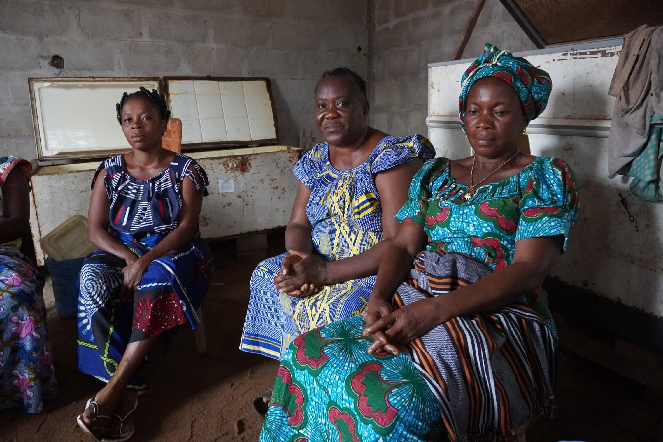  Le congélateur solaire réduit les coûts de conservation de 150 francs par jour à simplement 25 pour les 70 femmes mareyeuses et transformatrices de poisson de la coopérative de DECOTHY. Il faut maintenant qu’elles puissent accéder au poisson, souven