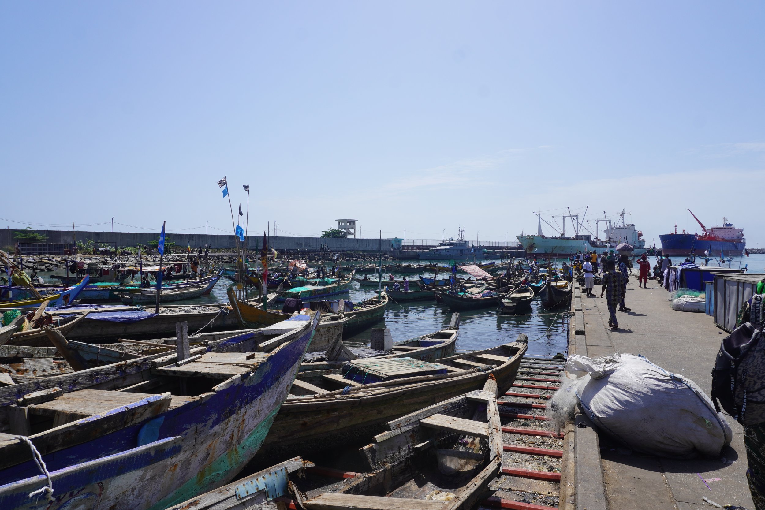 Le port de pêche artisanale de Cotonou est situé à côté du Port Autonome et de la Base Navale béninoises. En 2022, plus de 33600 tonnes de poisson ont été débarquées par la pêche artisanale et industrielle.  