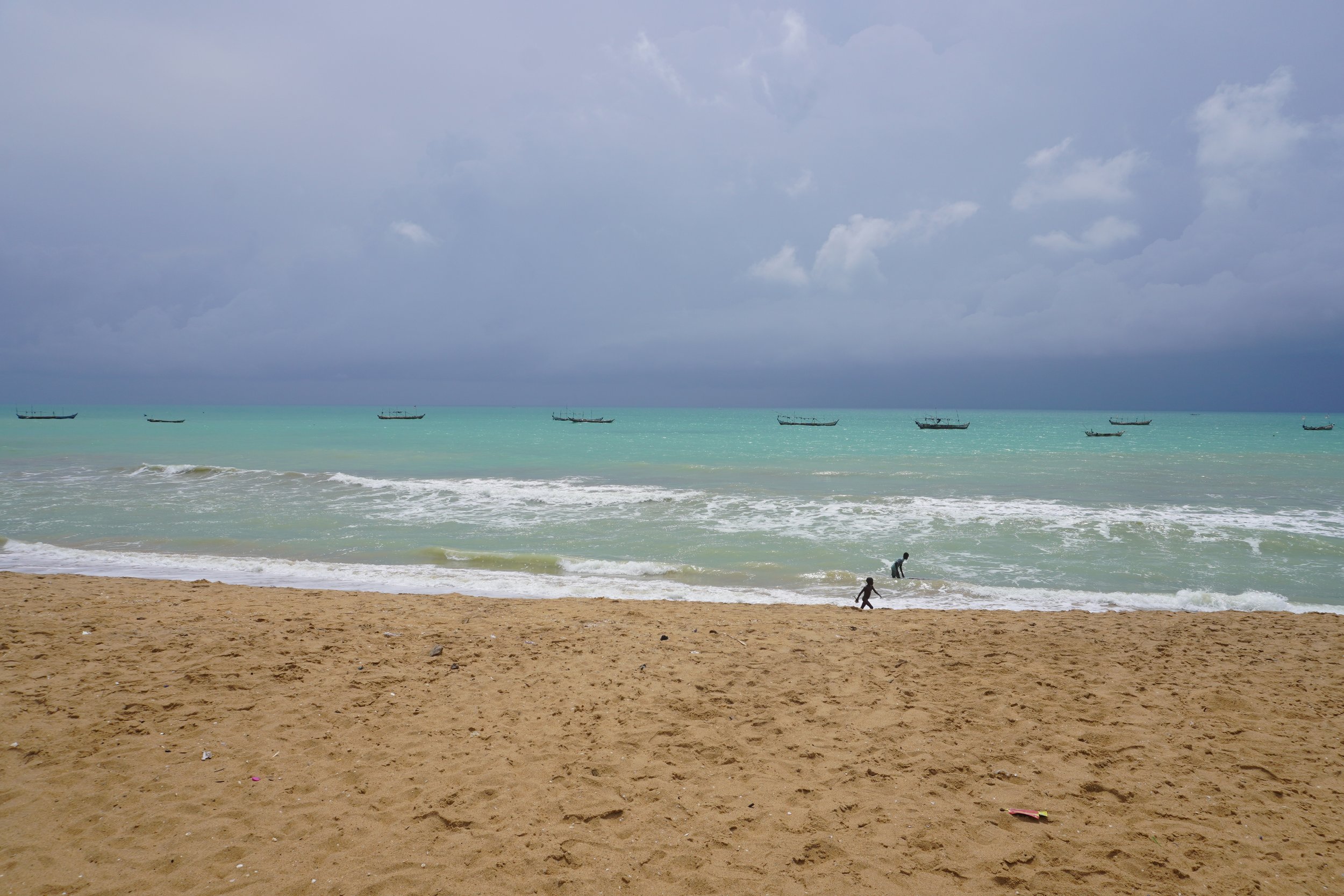  À Ayiguinnou, dans la commune de Grand-Popo, les pêcheurs pratiquent surtout la senne de plage (toute l’année, sauf durant le repos biologique en juillet), la senne tournante (selon l’état des courants et de la mer) et la pêche au filet dormant (d’a